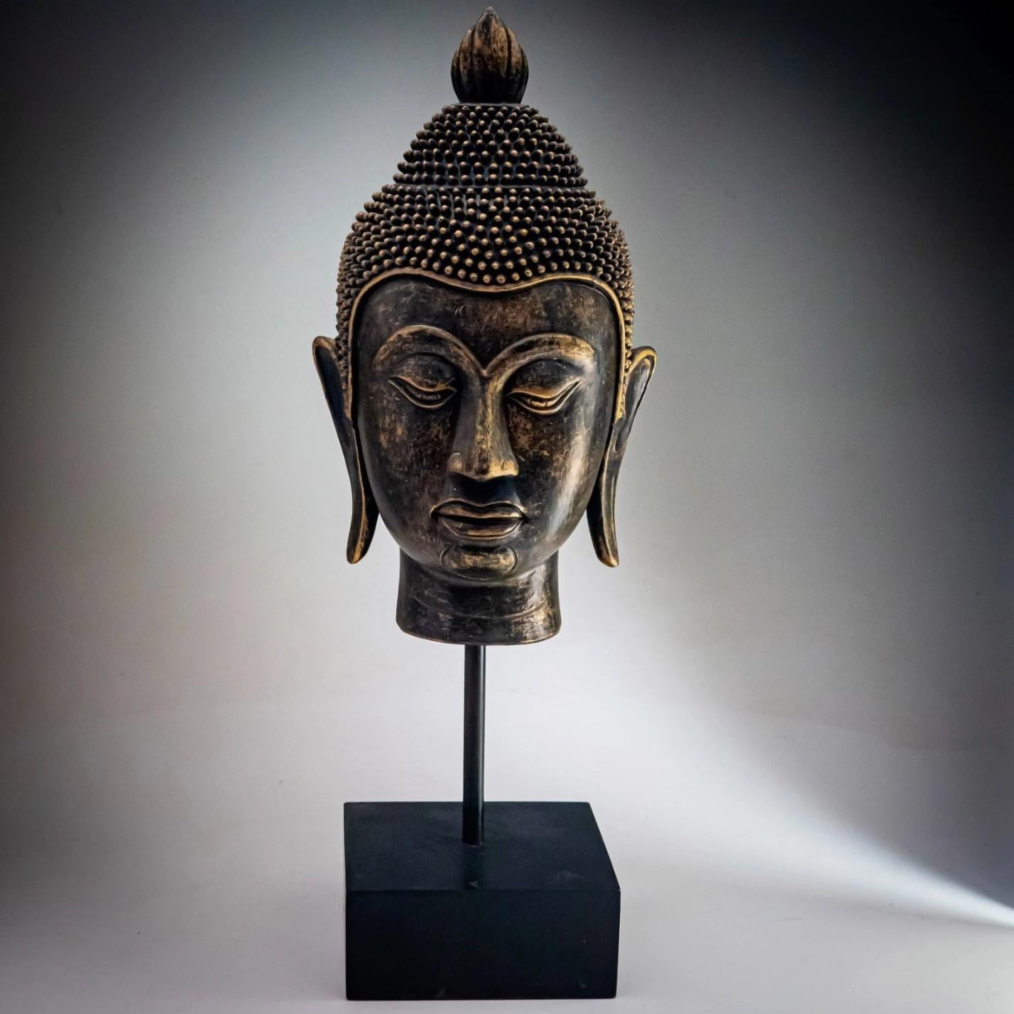 Supporto decorativo per testa di Buddha Antico TESTA DI BUDDHA IN RESINA SU SUPPORTO 1960 in vendita 2