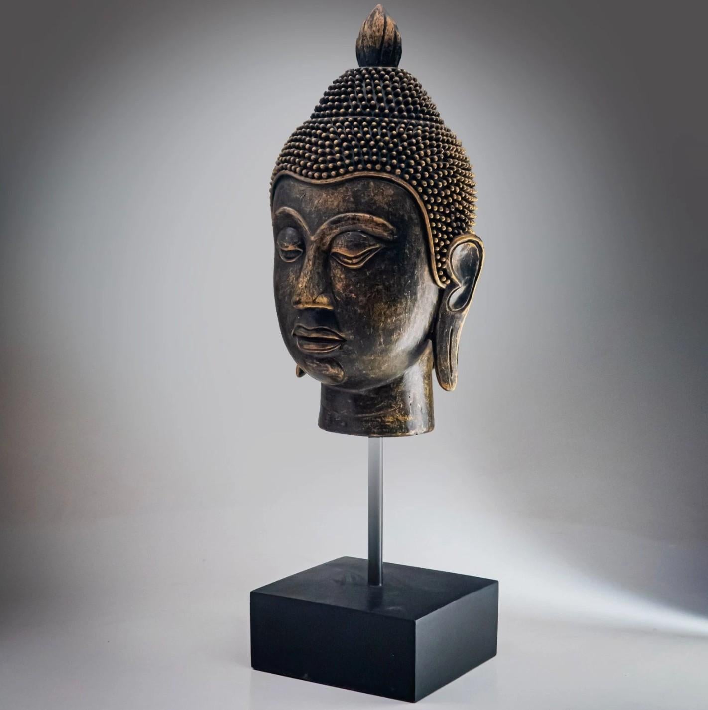 Supporto decorativo per testa di Buddha Antico TESTA DI BUDDHA IN RESINA SU SUPPORTO 1960 in vendita 3