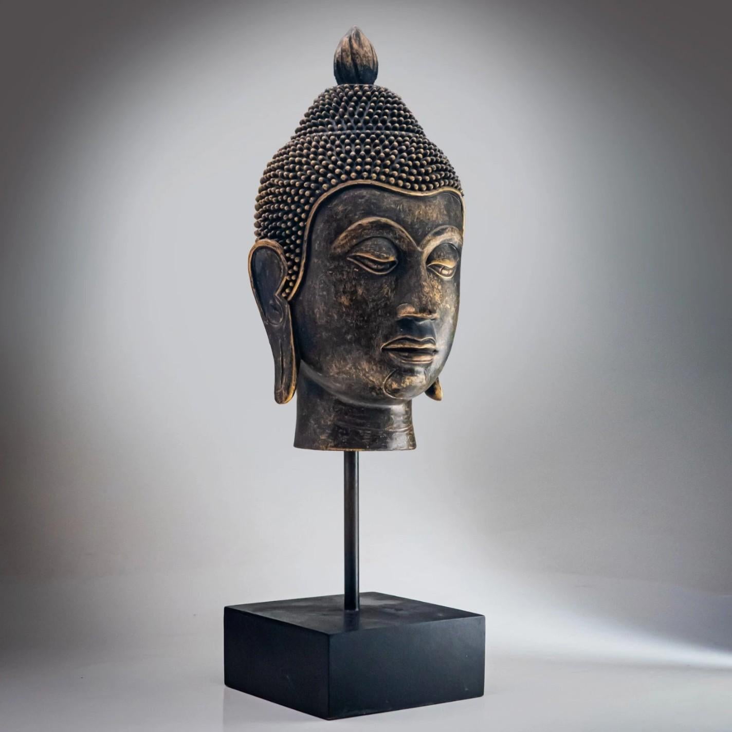 Supporto decorativo per testa di Buddha Antico TESTA DI BUDDHA IN RESINA SU SUPPORTO 1960 in vendita 4