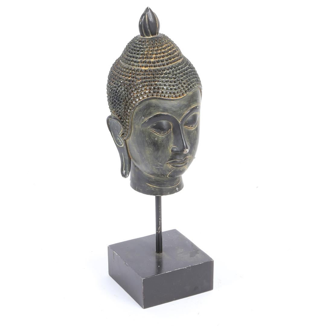 Cabeza de Buda Decorativa Antigua CABEZA DE BUDDHA DE RESINA EN SOPORTE 1960 Art Decó en venta