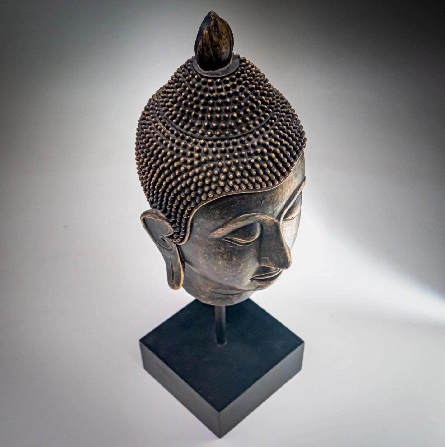Art Déco Supporto decorativo per testa di Buddha Antico TESTA DI BUDDHA IN RESINA SU SUPPORTO 1960 in vendita