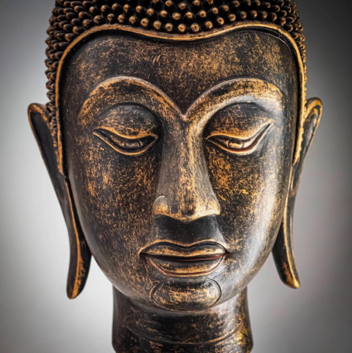 Italiano Supporto decorativo per testa di Buddha Antico TESTA DI BUDDHA IN RESINA SU SUPPORTO 1960 in vendita