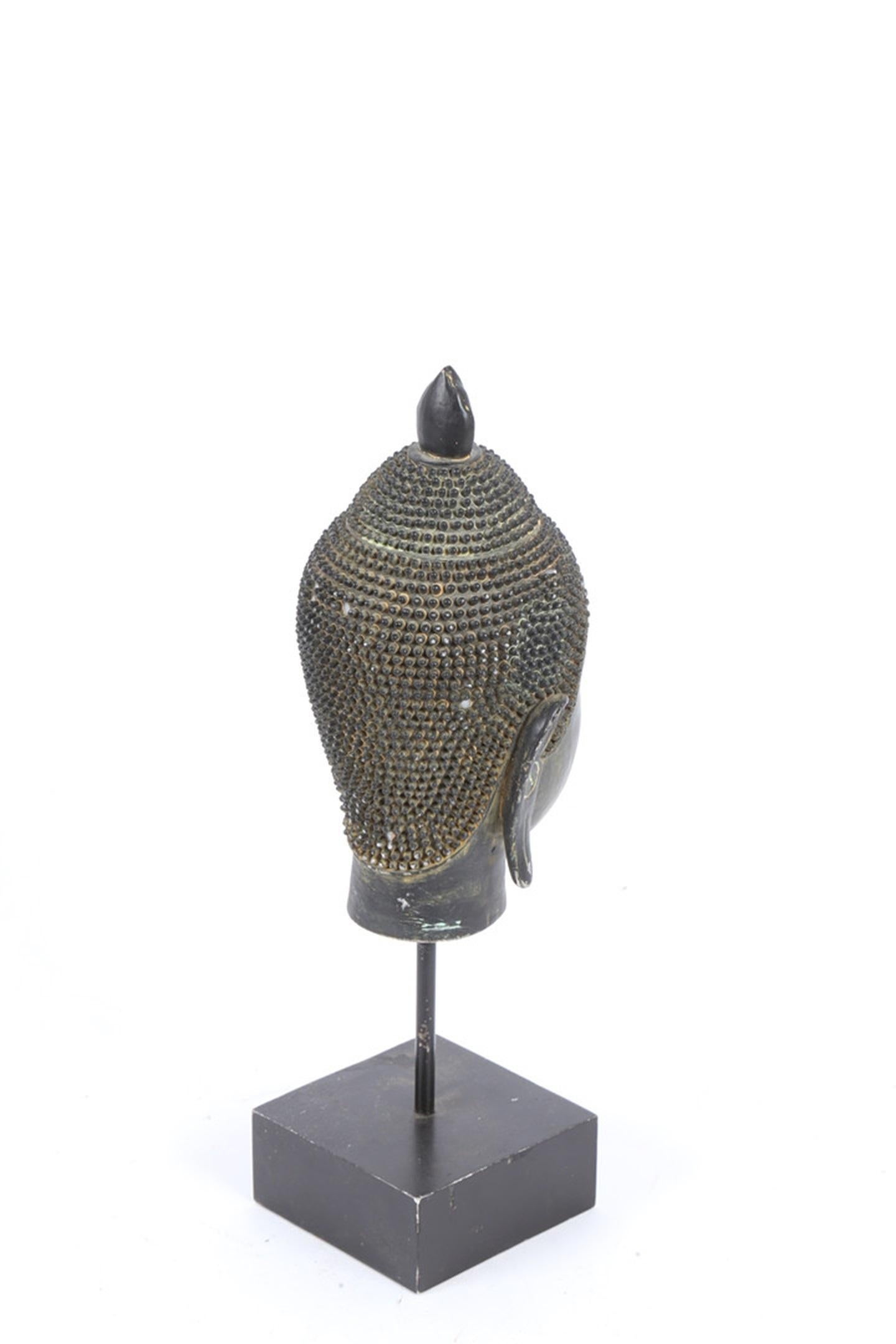 Cabeza de Buda Decorativa Antigua CABEZA DE BUDDHA DE RESINA EN SOPORTE 1960 Bronceado en venta