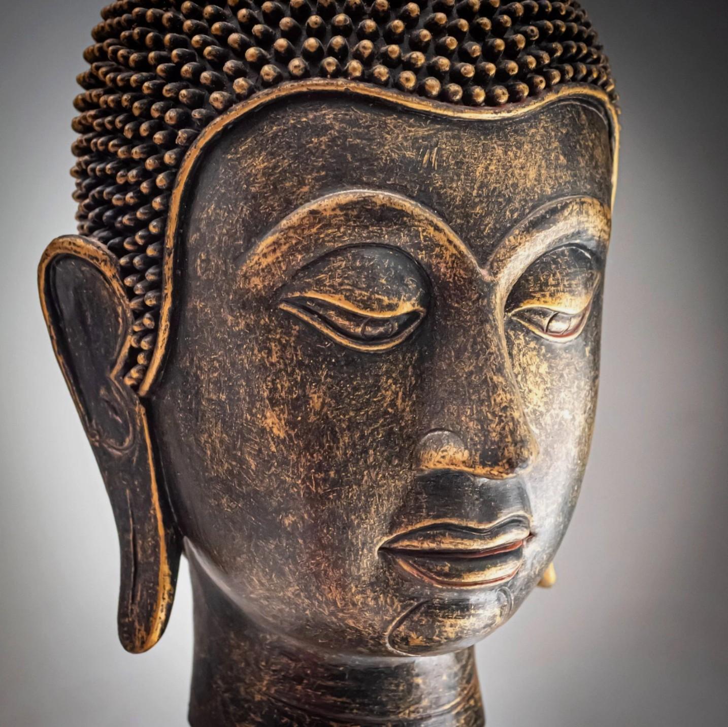 Bronzato Supporto decorativo per testa di Buddha Antico TESTA DI BUDDHA IN RESINA SU SUPPORTO 1960 in vendita