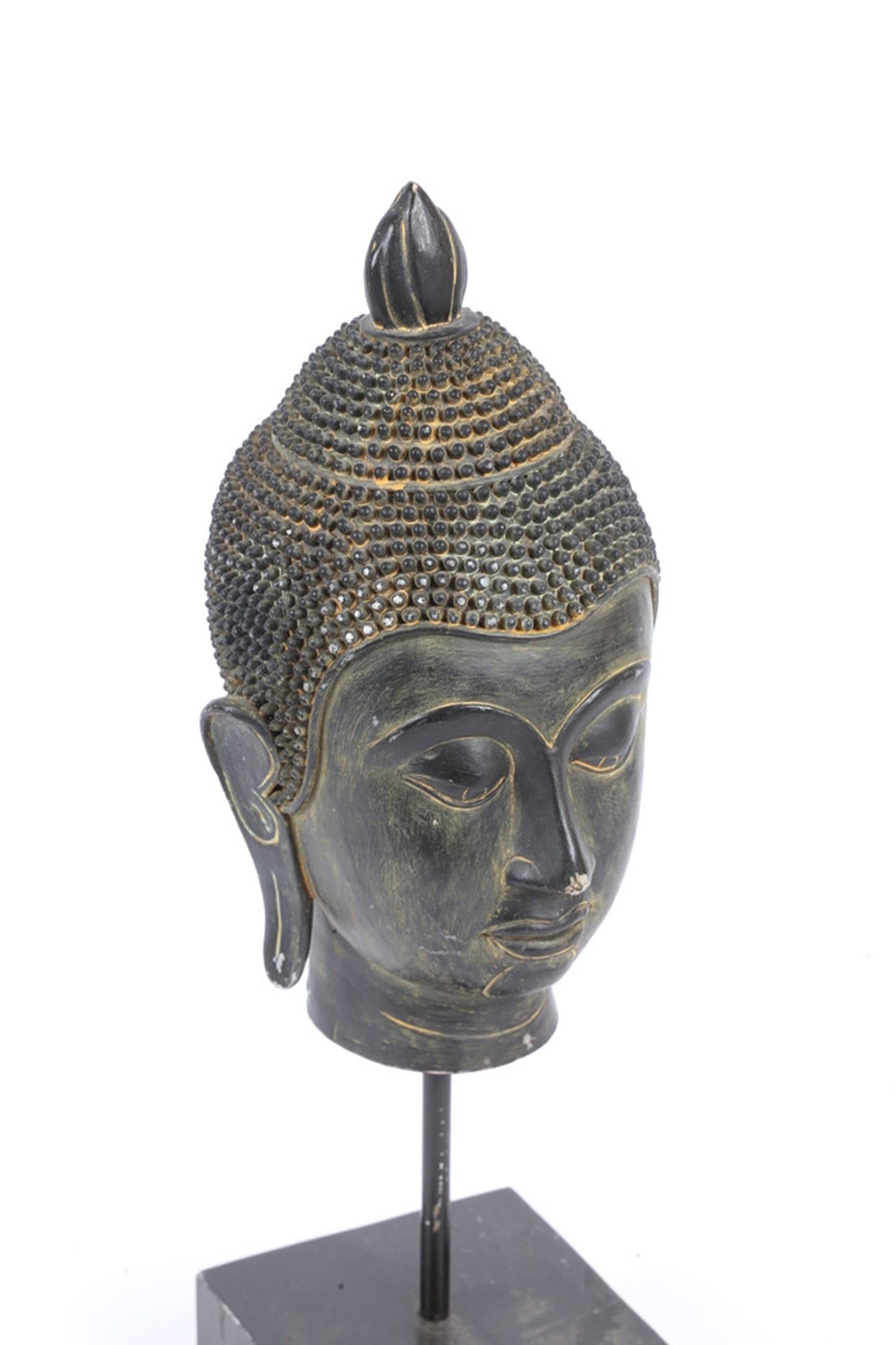 Cabeza de Buda Decorativa Antigua CABEZA DE BUDDHA DE RESINA EN SOPORTE 1960 en Excelente estado para la venta en Wembley, GB