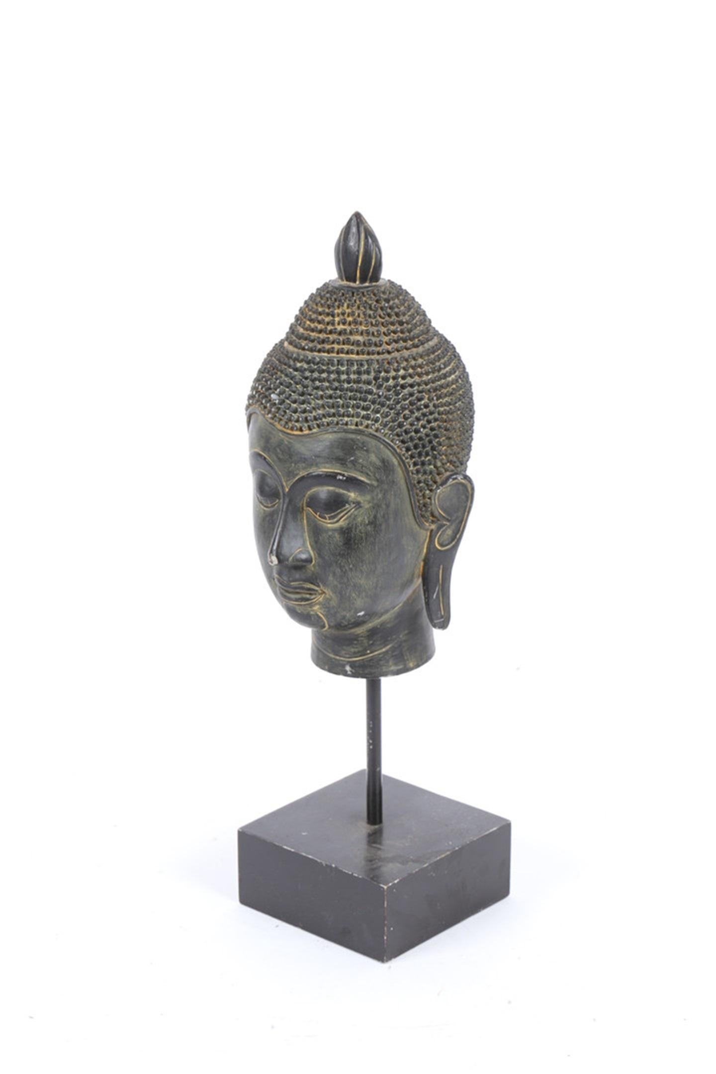 Cabeza de Buda Decorativa Antigua CABEZA DE BUDDHA DE RESINA EN SOPORTE 1960 mediados del siglo XX en venta