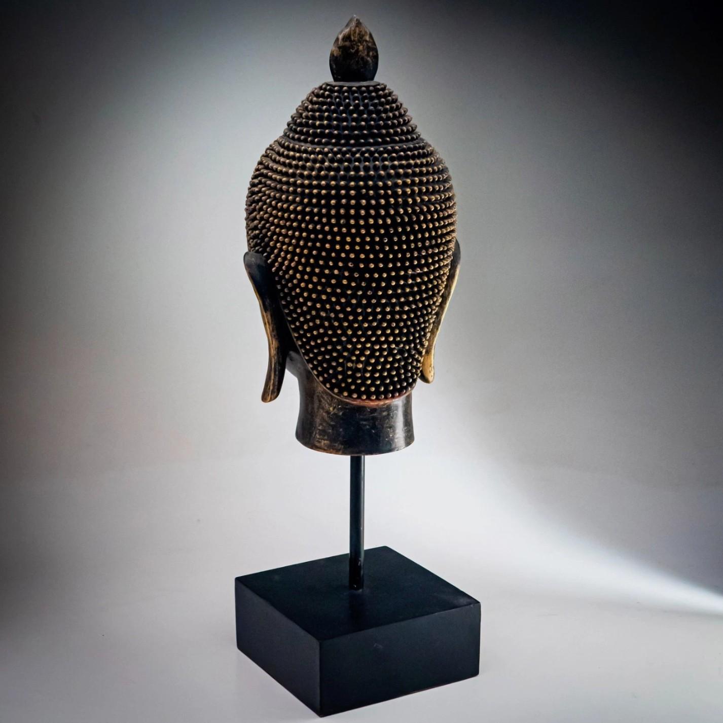 Metà XX secolo Supporto decorativo per testa di Buddha Antico TESTA DI BUDDHA IN RESINA SU SUPPORTO 1960 in vendita