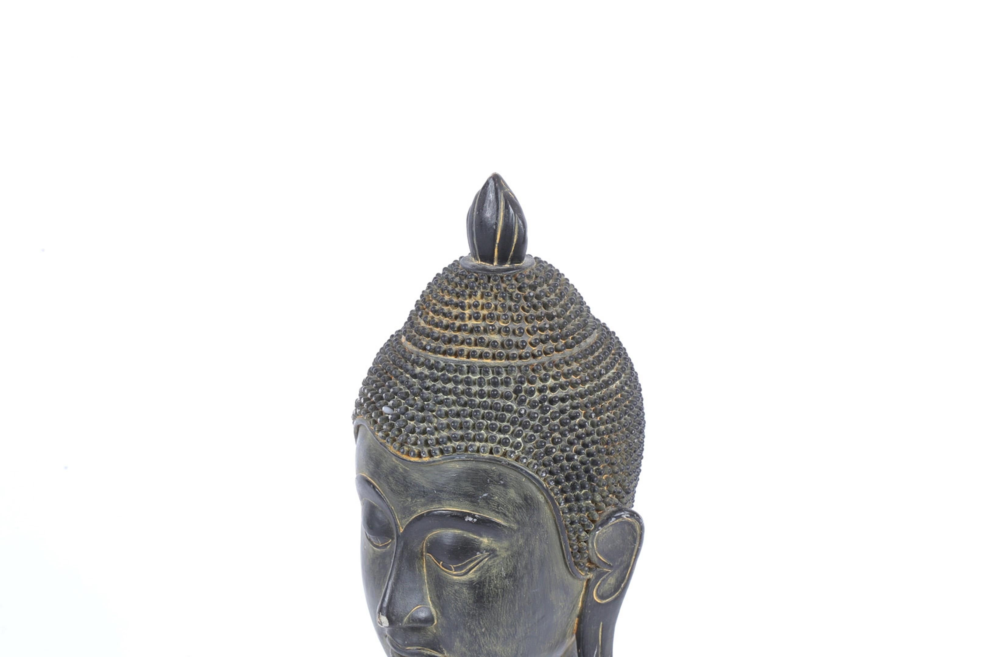 Cabeza de Buda Decorativa Antigua CABEZA DE BUDDHA DE RESINA EN SOPORTE 1960 en venta 1