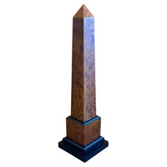 Obelisco decorativo in legno di radica impiallacciato