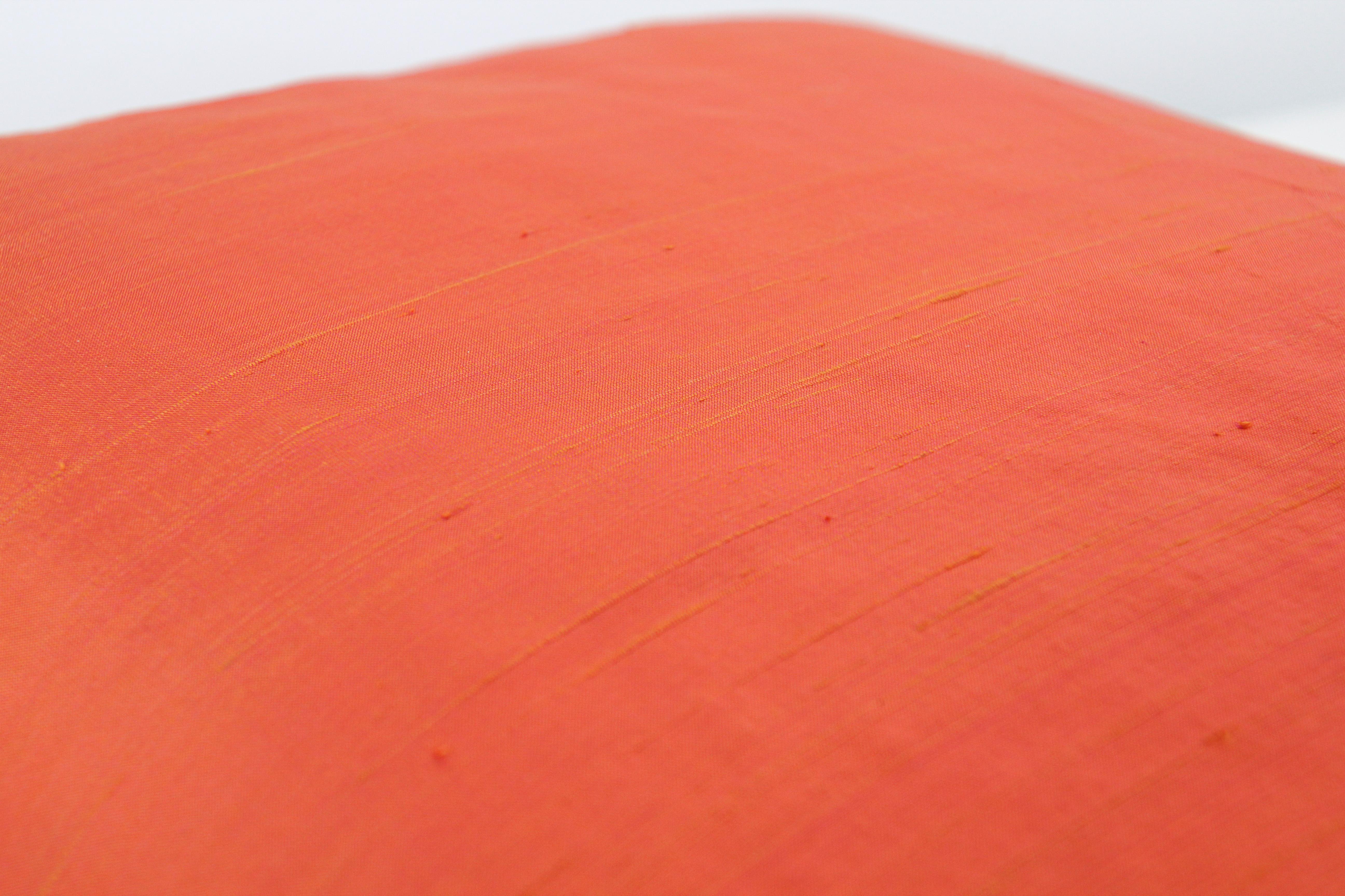 Dekoratives gebranntes orangefarbenes Throw-Kissen aus Rohseide im Angebot 3