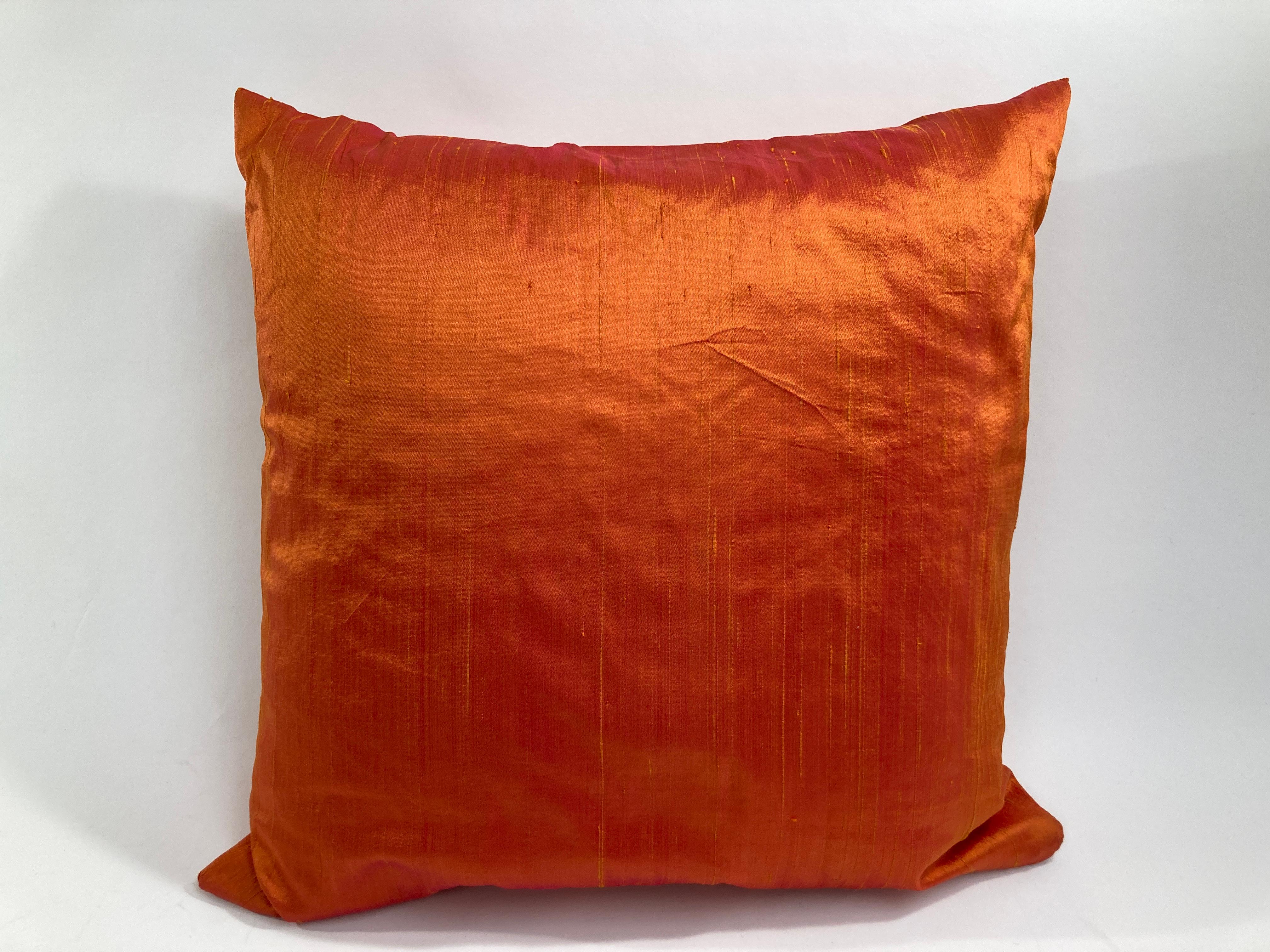 Coussin décoratif en soie brute orange brûlé en vente 4
