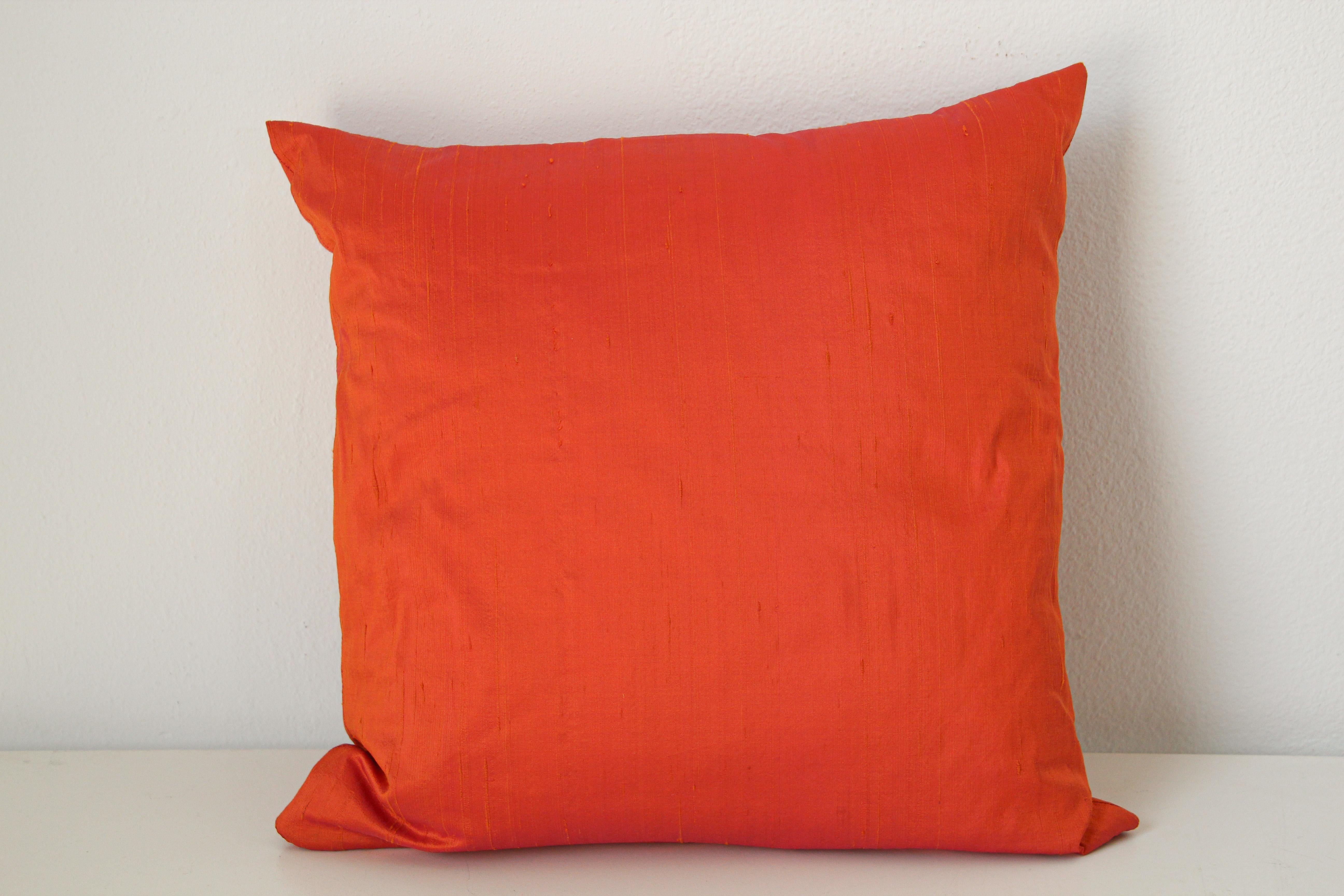 Asiatisches dekoratives orangefarbenes Rohseide-Kissen.
Luxuriöse Seide aus orangefarbener Rohseide.
Handgefertigt in Indien.
Reißverschluss, Dauneneinsatz.