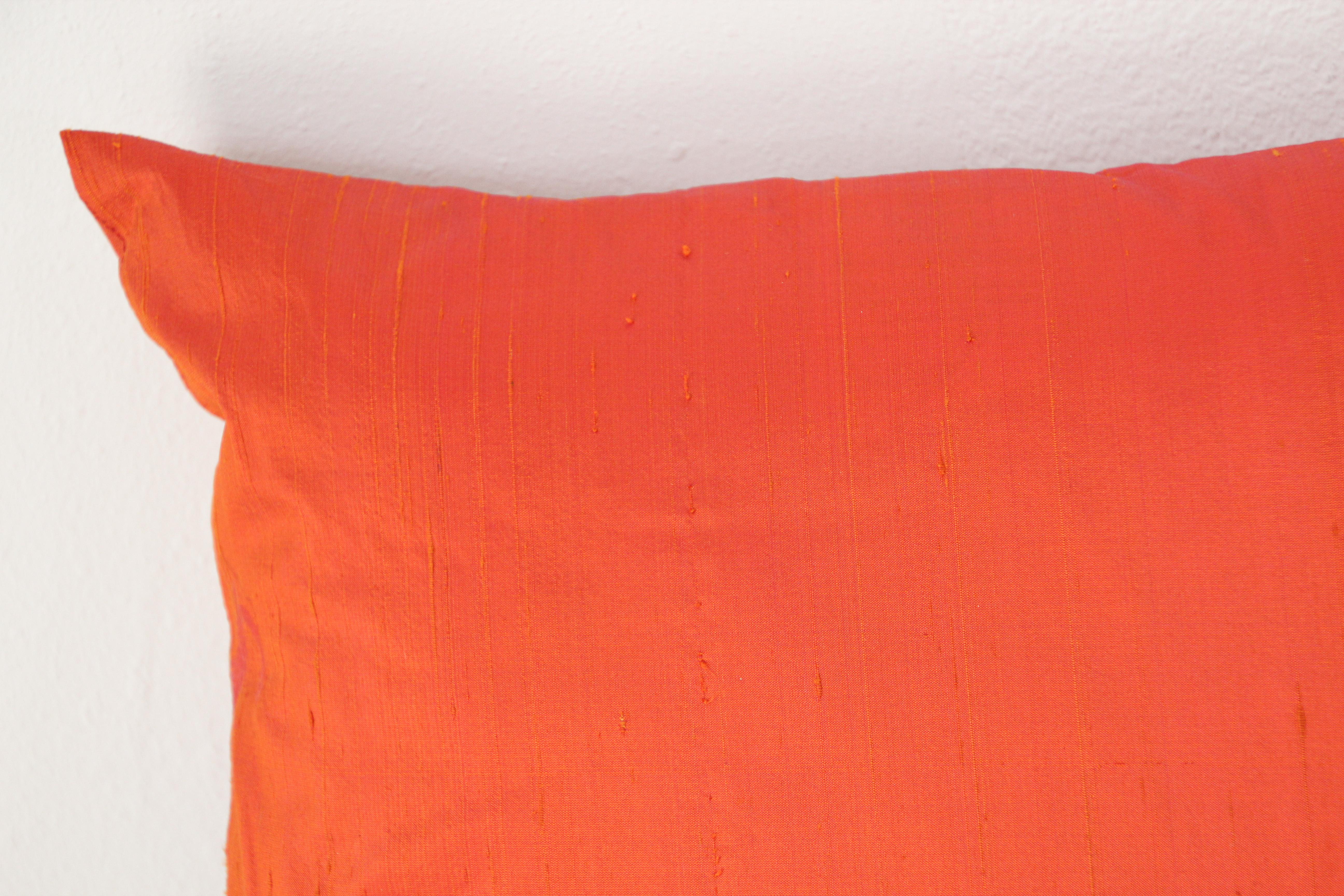 Dekoratives gebranntes orangefarbenes Throw-Kissen aus Rohseide (Indisch) im Angebot