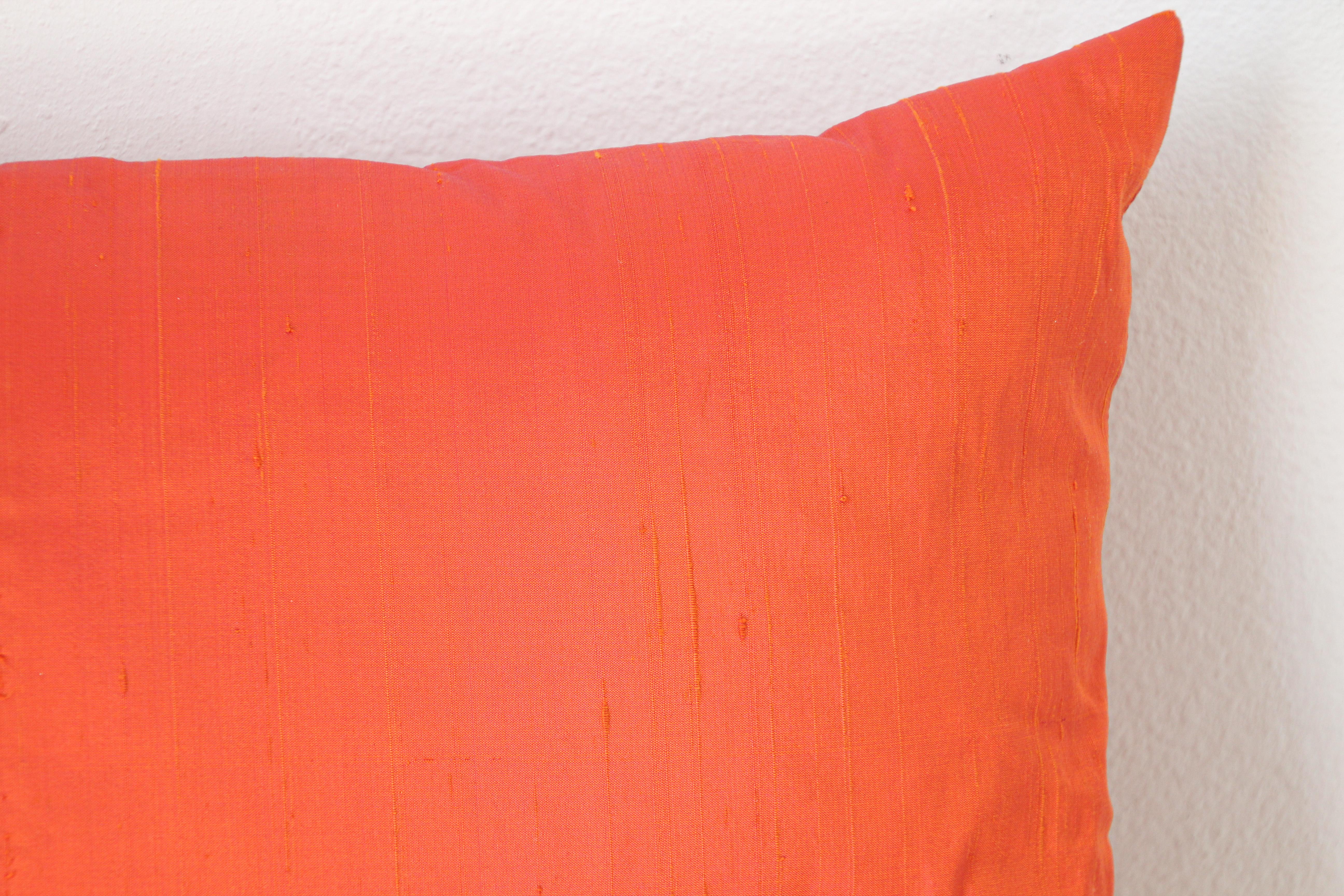 Dekoratives gebranntes orangefarbenes Throw-Kissen aus Rohseide (Handgefertigt) im Angebot