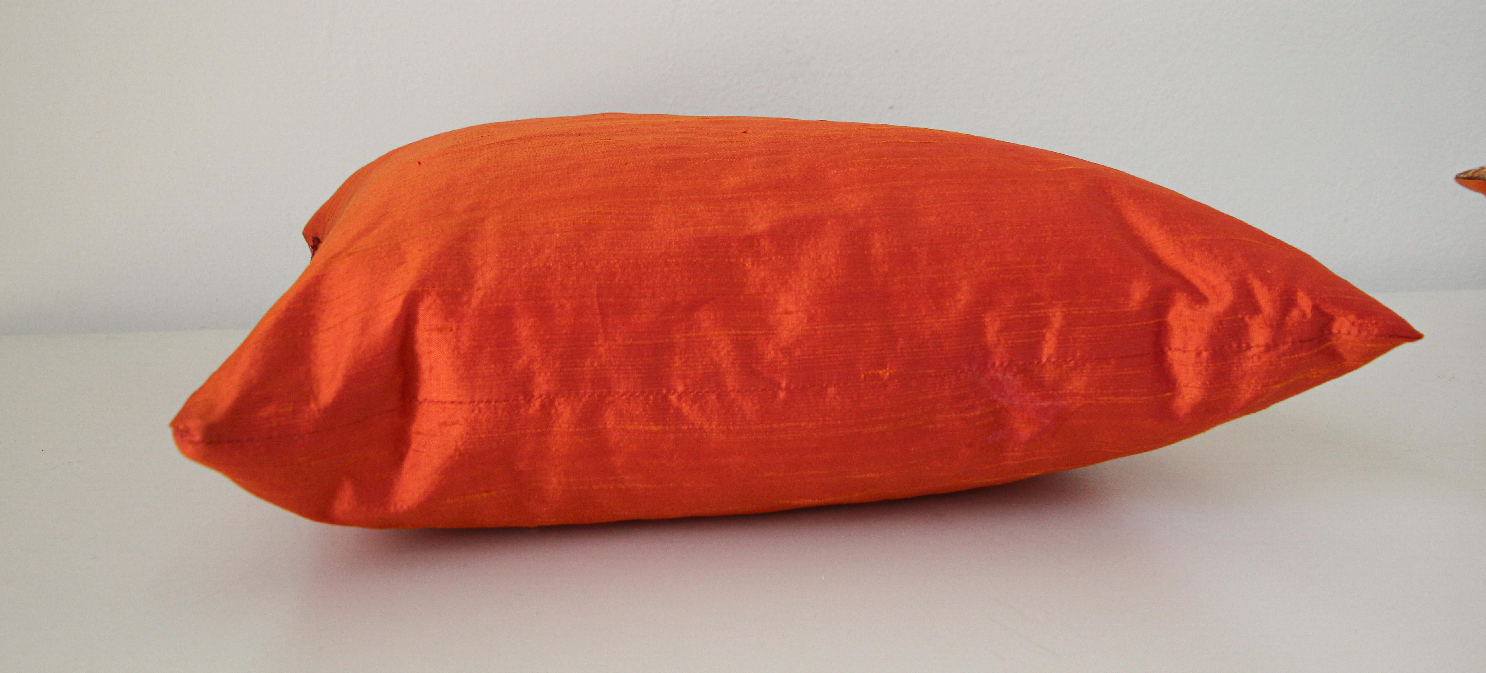 Coussin décoratif en soie brute orange brûlé en vente 1