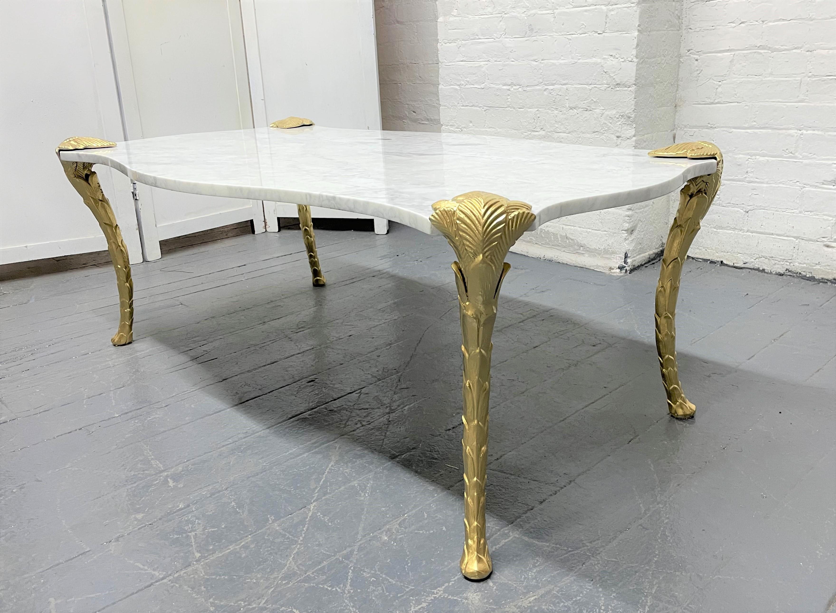 Dekorativer Couchtisch mit Carrara-Marmorplatte und floralen Beinen. Die Beine sind aus Metall mit einem goldfarbenen Blumenmuster. Stil von Maison Charles.