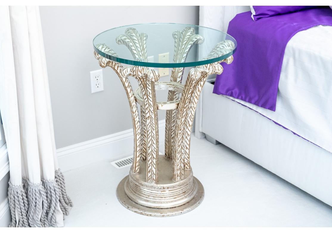 Hollywood Regency Table ronde d'appoint décorative sculptée et dorée à l'argent avec plateau en verre en vente