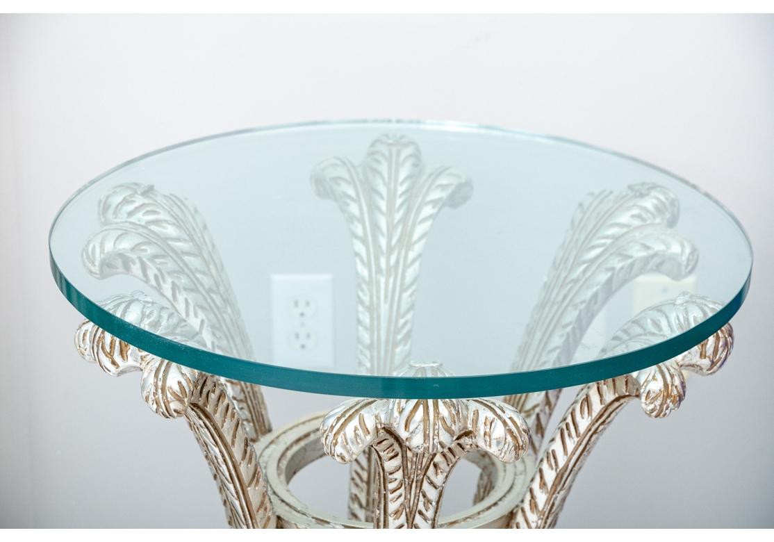 Sculpté Table ronde d'appoint décorative sculptée et dorée à l'argent avec plateau en verre en vente