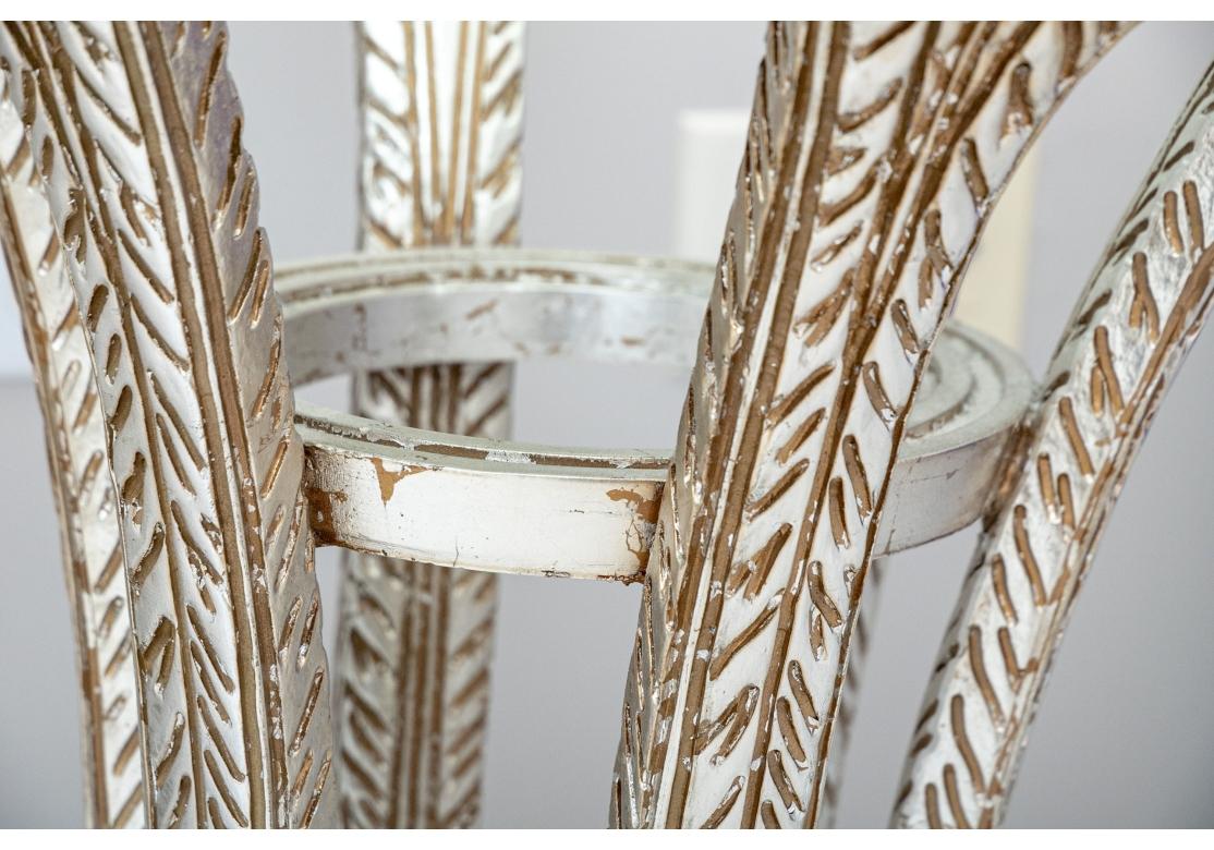 Table ronde d'appoint décorative sculptée et dorée à l'argent avec plateau en verre État moyen - En vente à Bridgeport, CT