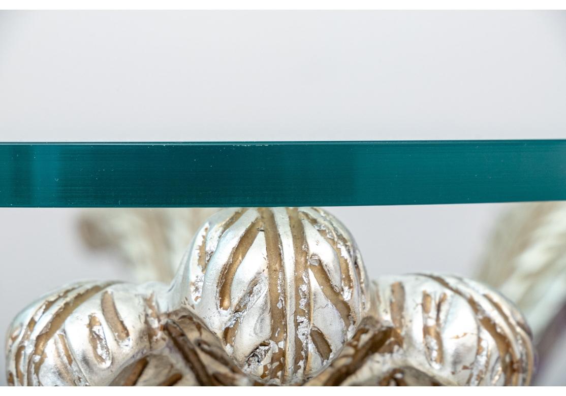 20ième siècle Table ronde d'appoint décorative sculptée et dorée à l'argent avec plateau en verre en vente