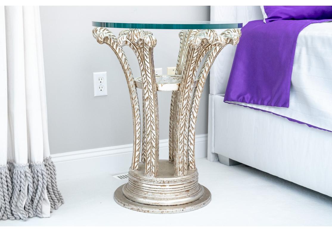 Verre Table ronde d'appoint décorative sculptée et dorée à l'argent avec plateau en verre en vente