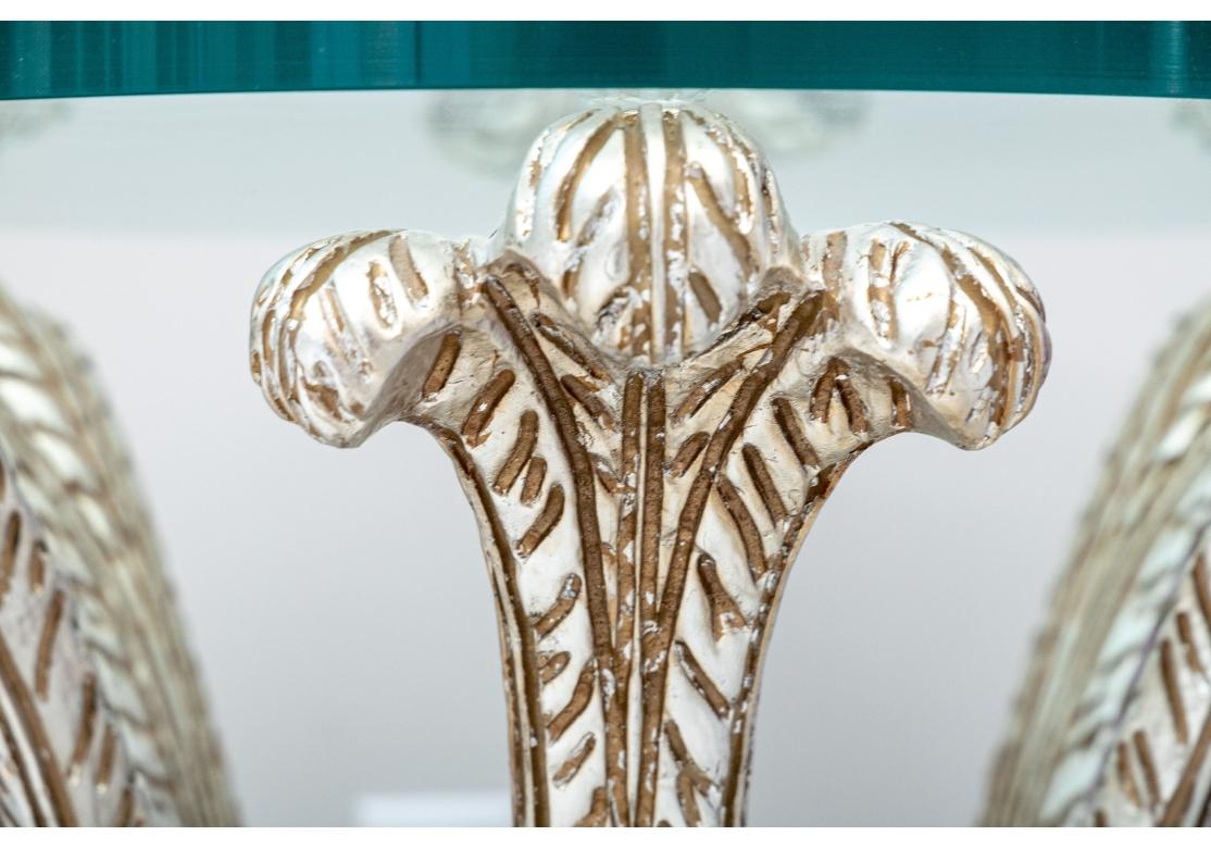 Table ronde d'appoint décorative sculptée et dorée à l'argent avec plateau en verre en vente 1