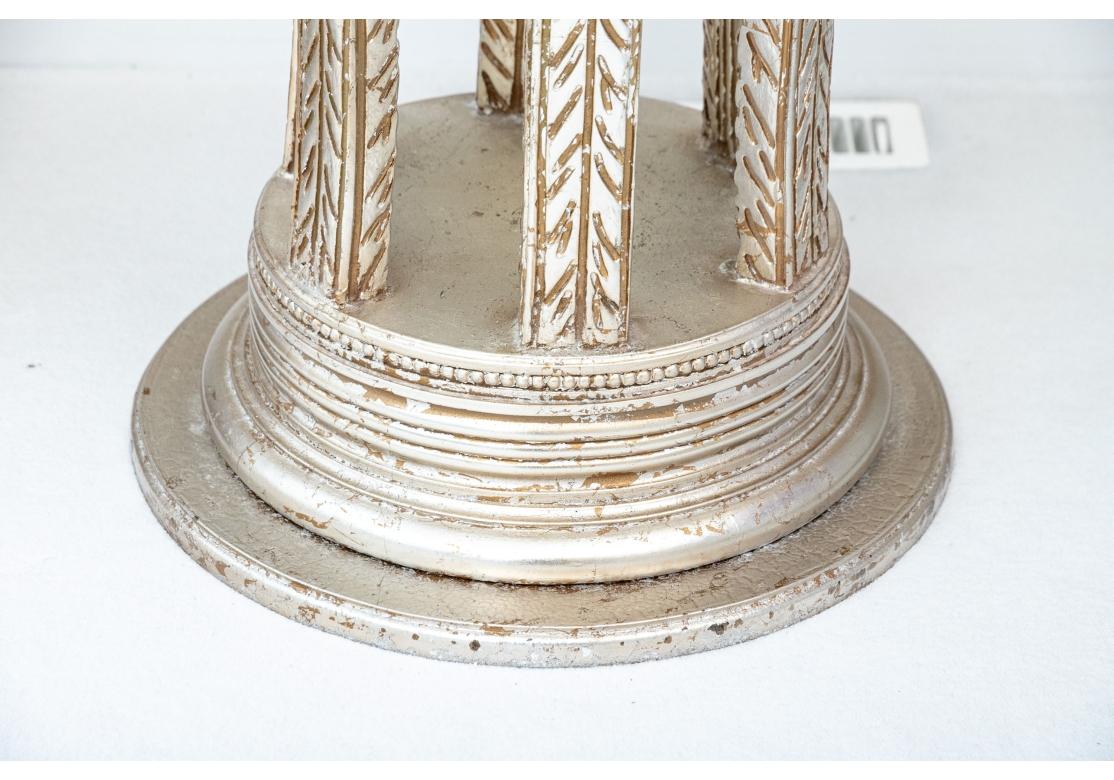 Table ronde d'appoint décorative sculptée et dorée à l'argent avec plateau en verre en vente 2