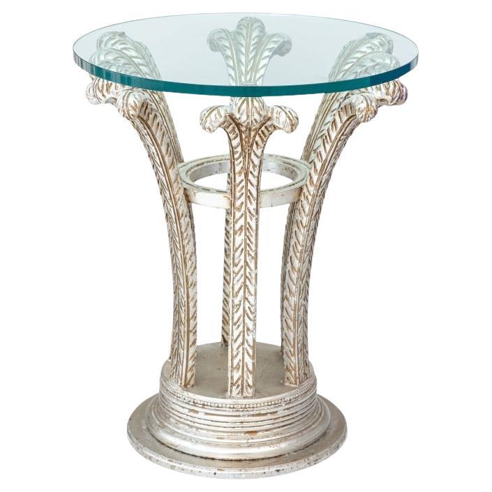 Table ronde d'appoint décorative sculptée et dorée à l'argent avec plateau en verre en vente