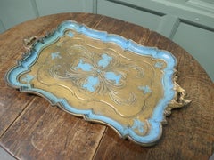 Dekoratives, geschnitztes, gold- und blau lackiertes italienisches Sideboard-Tablett