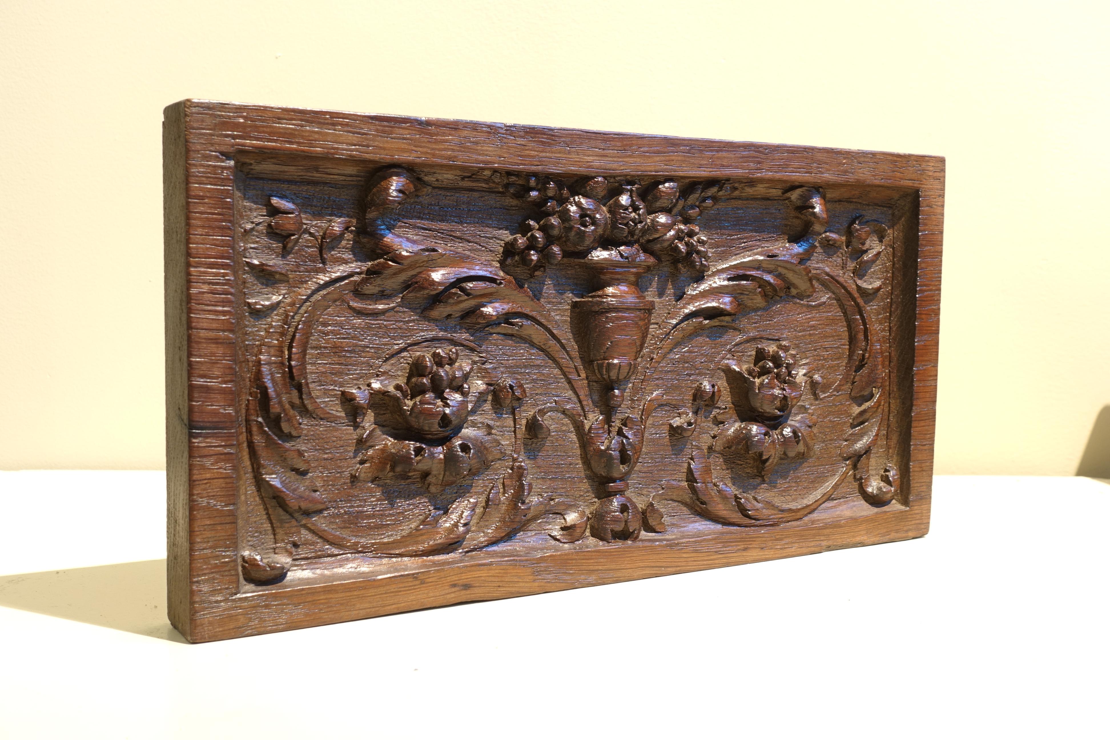 Dekorative geschnitzte Platte
Frankreich, 19. Jahrhundert
15,5 x L 30,5 x 3 cm

Dieses aus reich gemasertem Holz geschnitzte dekorative Paneel aus dem 19. Jahrhundert ist direkt von der Ornamentik der Renaissance inspiriert. In der Mitte befindet