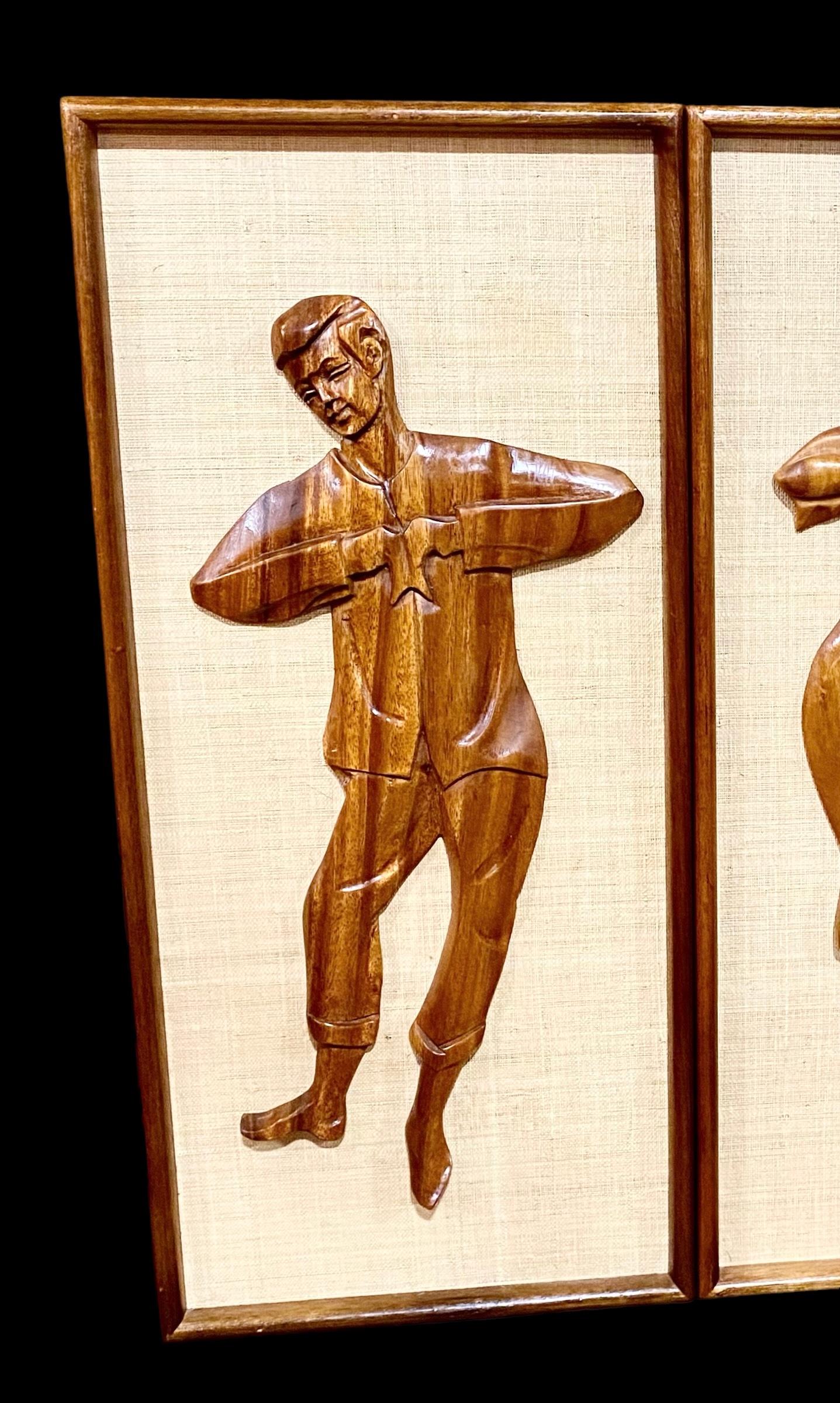 Set de 2 cuadros decorativos en relieve de madera de teca tallada de mediados del siglo XX, años 50 en Bueno estado para la venta en New Orleans, LA