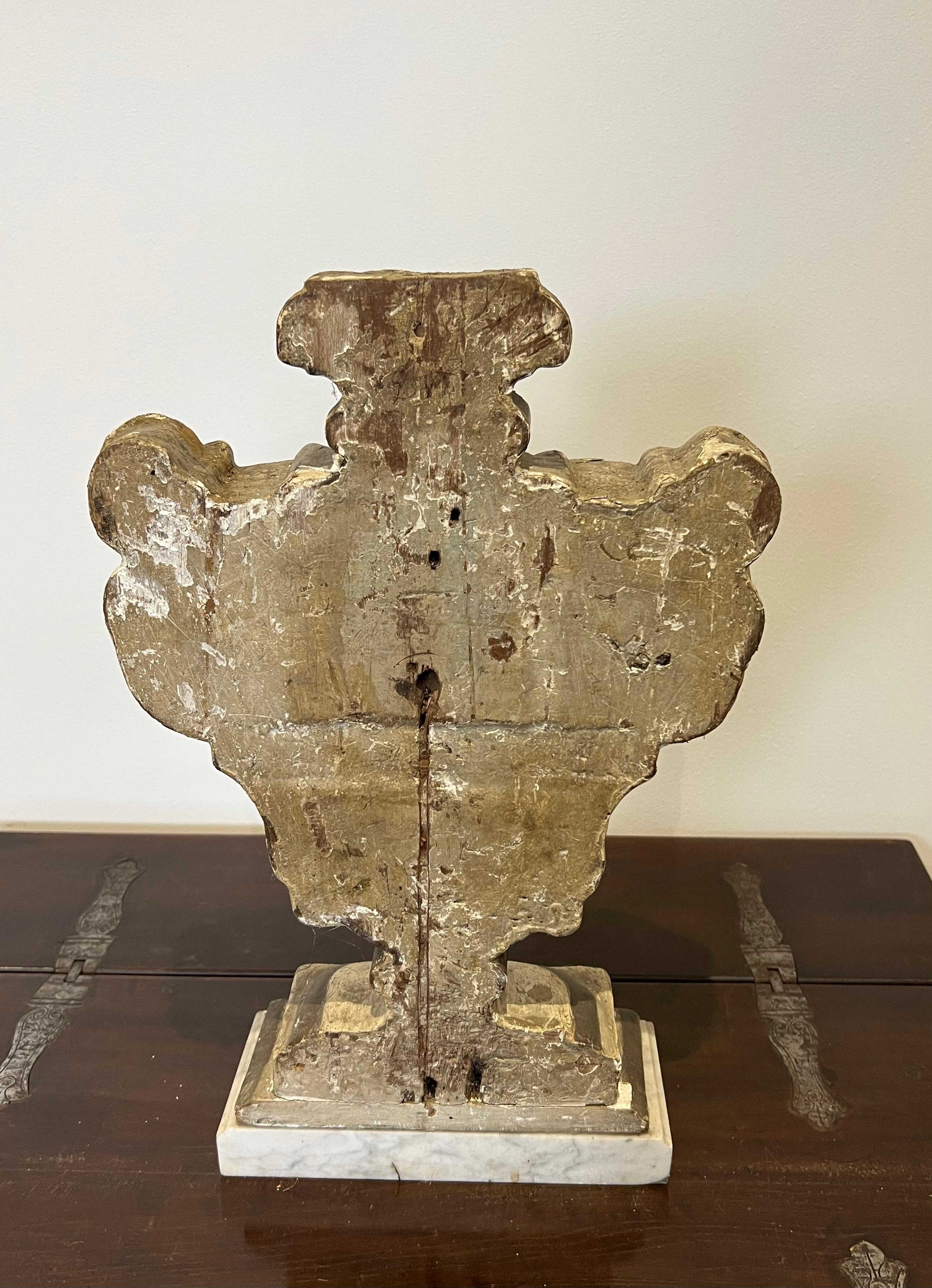 Decorative Carved Wood Element on a Marble Base. Italian work. 18th Century In Good Condition For Sale In Marcq-en-Barœul, Hauts-de-France
