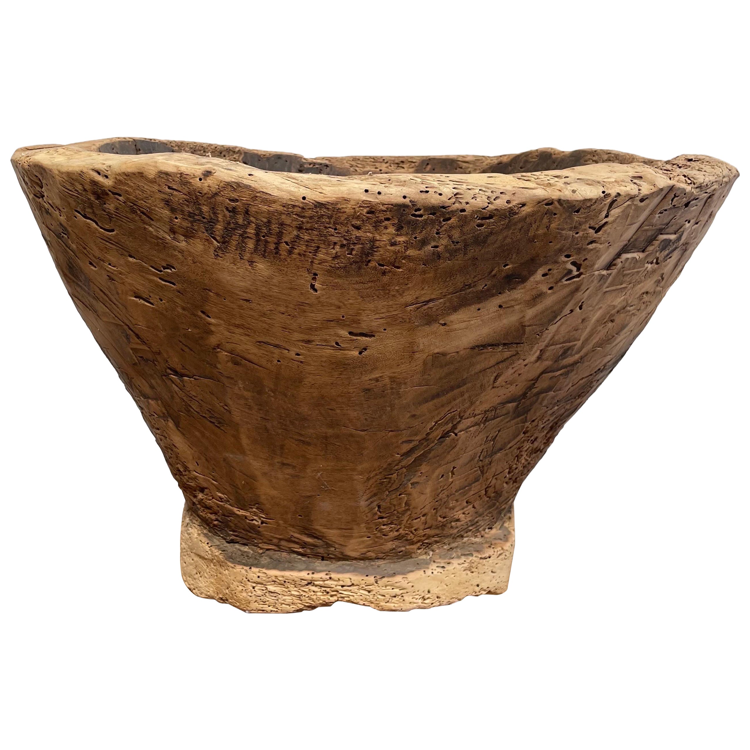 Dekorative geschnitzte Stumpfschale aus Holz