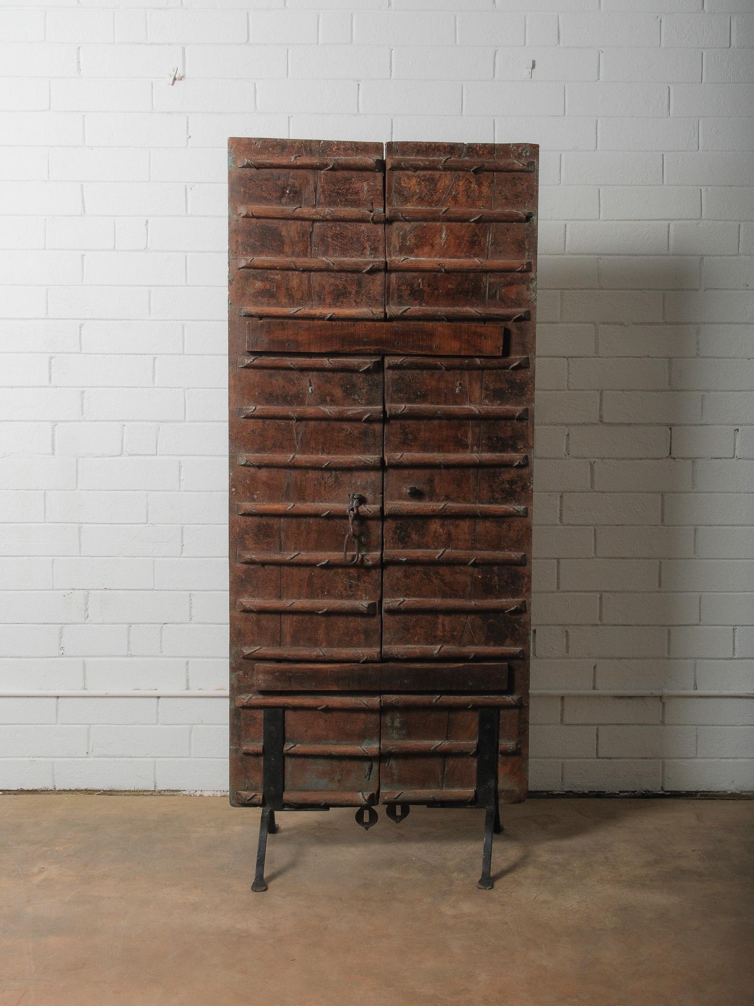 Decorative Carved Wooden Door on Iron Stand im Angebot 6