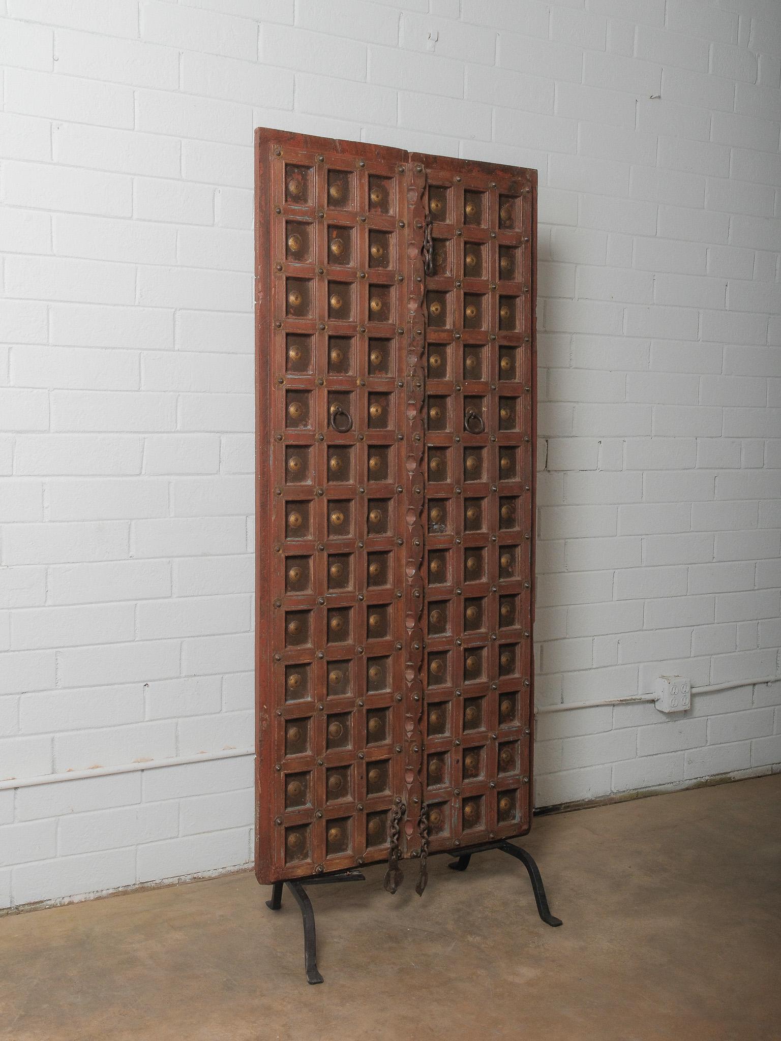 Decorative Carved Wooden Door on Iron Stand (Rustikal) im Angebot