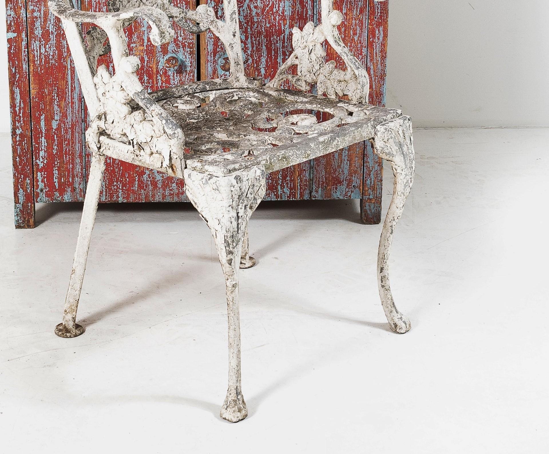 Dekorative verwitterte Gartenstühle aus Aluminiumguss und weißer Flaky Paint im Angebot 3