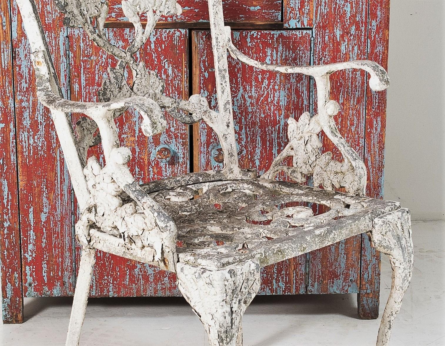 Dekorative verwitterte Gartenstühle aus Aluminiumguss und weißer Flaky Paint im Angebot 4