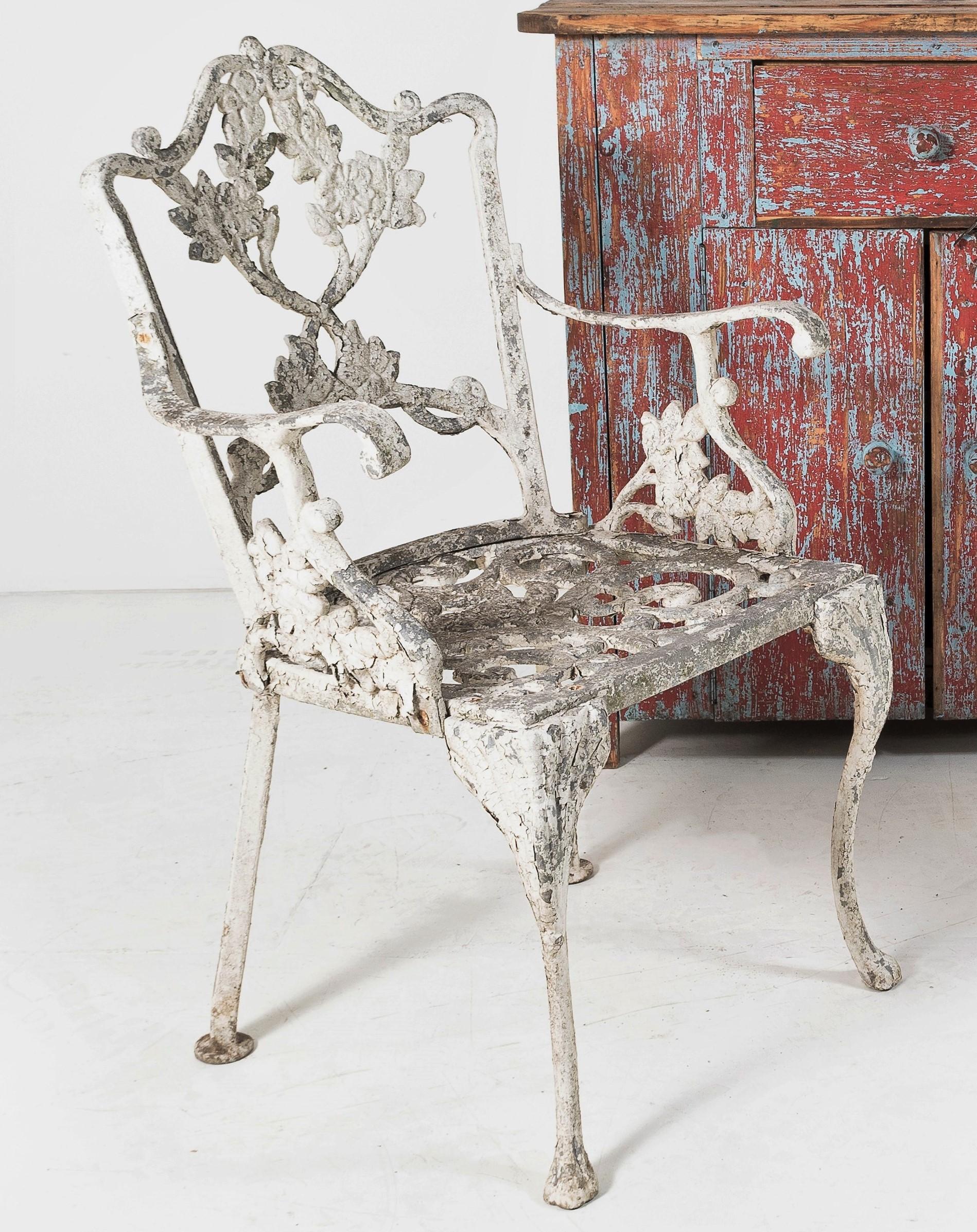 Dekorative verwitterte Gartenstühle aus Aluminiumguss und weißer Flaky Paint (Englisch) im Angebot
