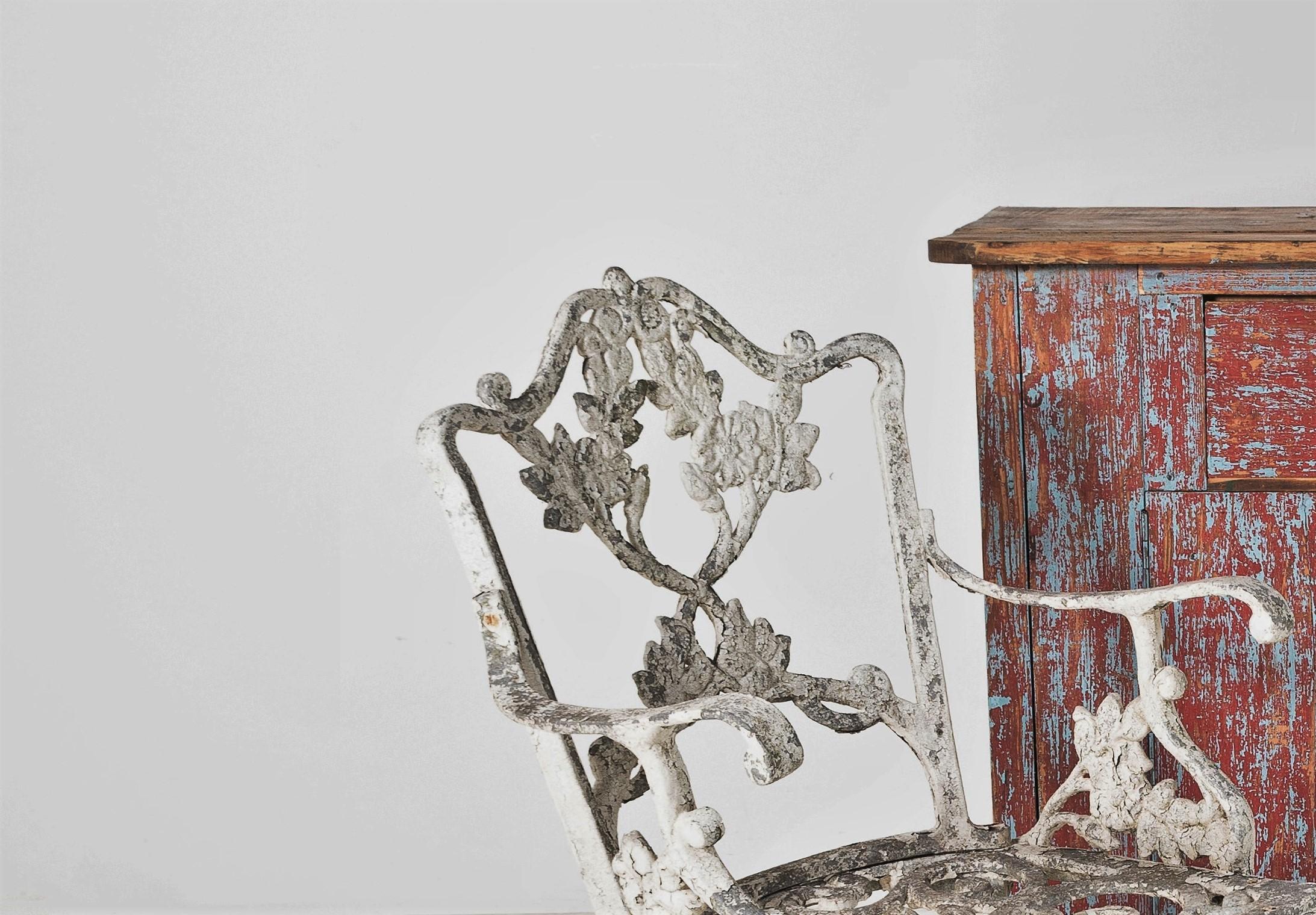 Dekorative verwitterte Gartenstühle aus Aluminiumguss und weißer Flaky Paint im Zustand „Gut“ im Angebot in Llanbrynmair, GB