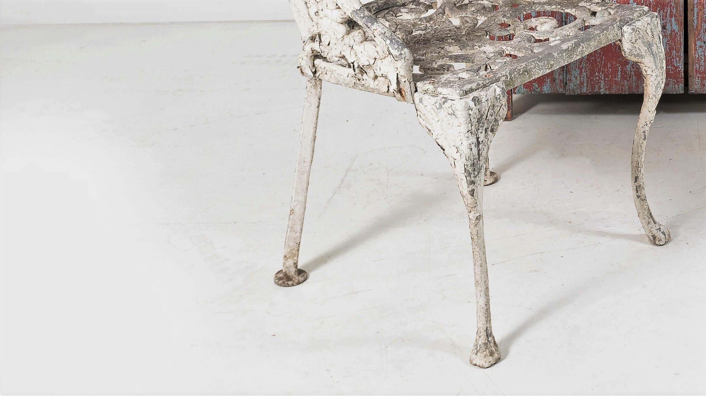 Dekorative verwitterte Gartenstühle aus Aluminiumguss und weißer Flaky Paint (20. Jahrhundert) im Angebot