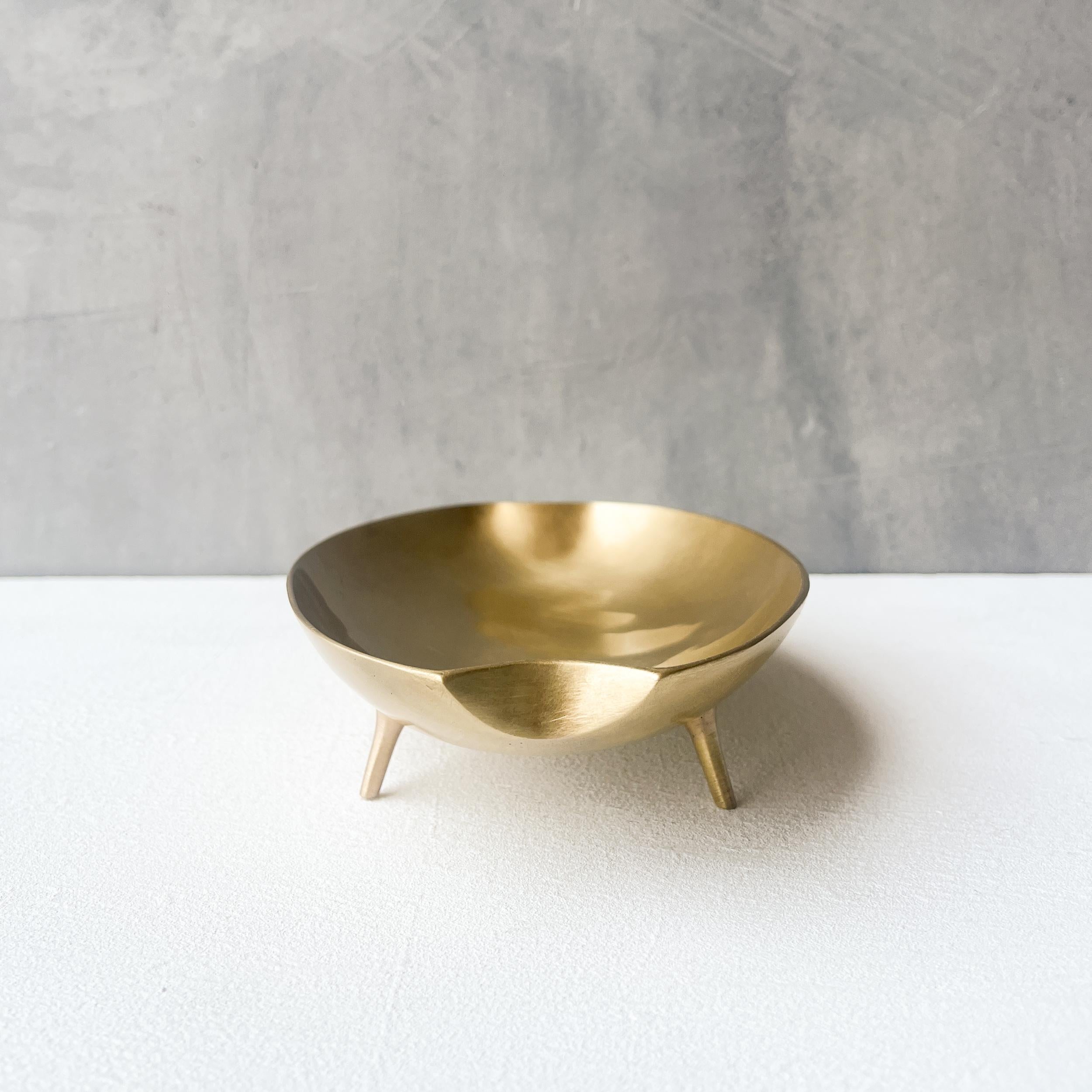 Decorative Cast Brushed Brass Long Bowl Vide-poche with Legs In New Condition For Sale In London, GB