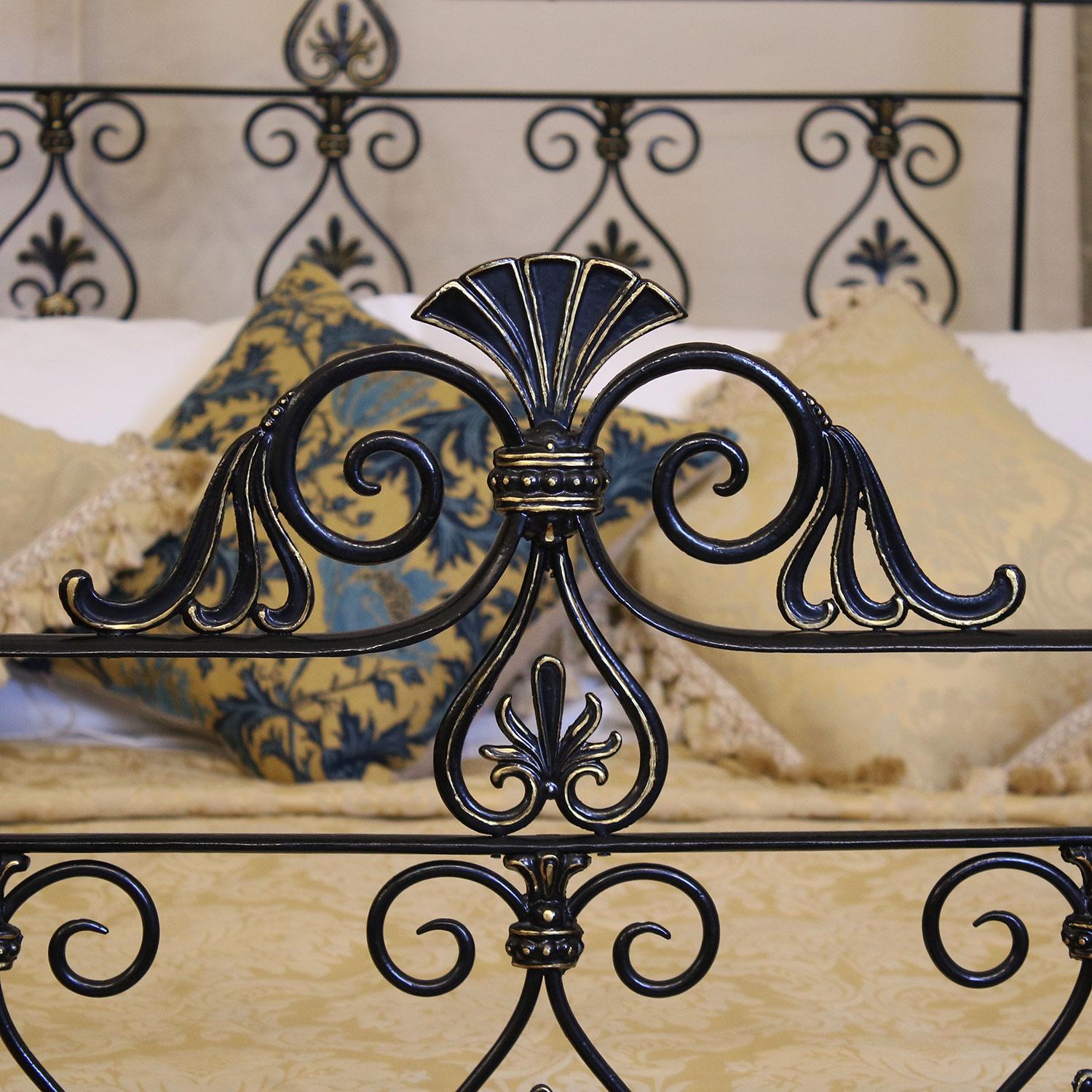 Decorative Cast Iron Bedstead in Black, MK155 In Excellent Condition In Wrexham, GB