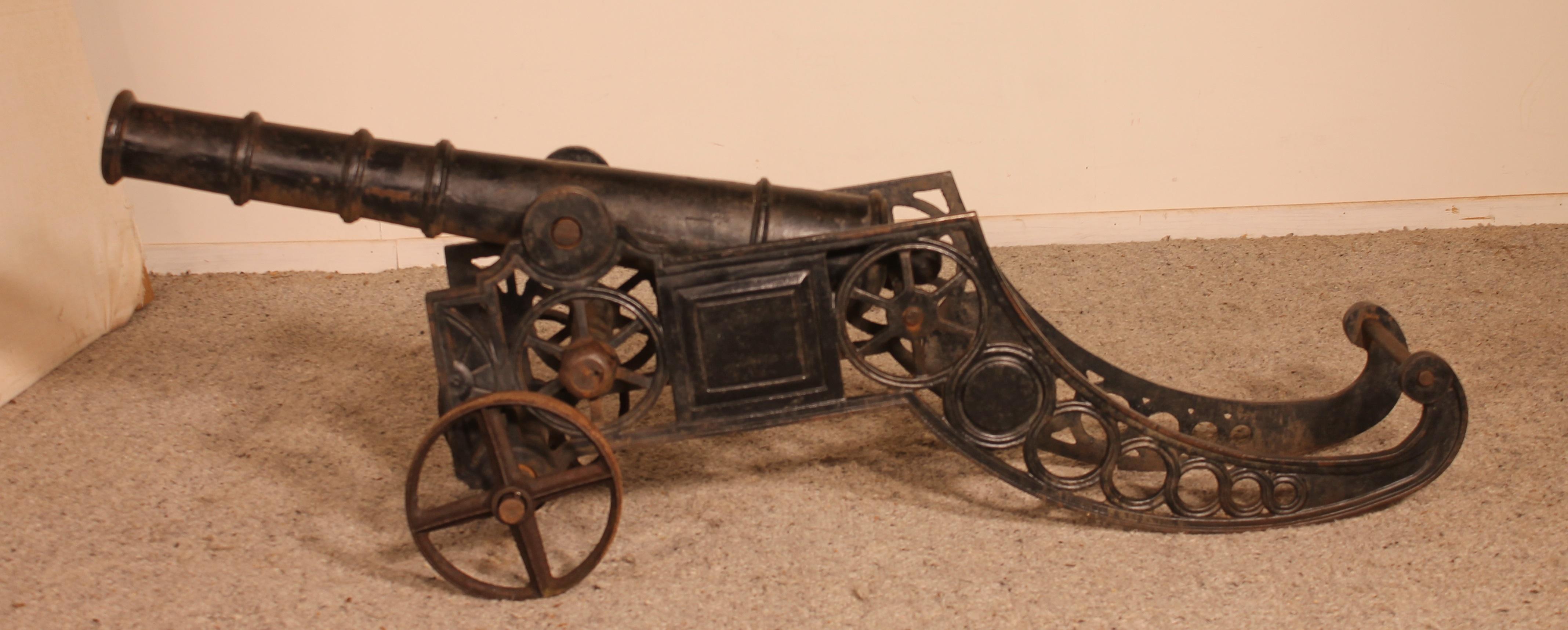 Elegant late 19th-early 20th century cast iron cannon from England.
We can find the inscription RM1 on its side
very decorative canon side that can be placed in an interior decoration, but also in a garden
Superb patina and in very good condition.