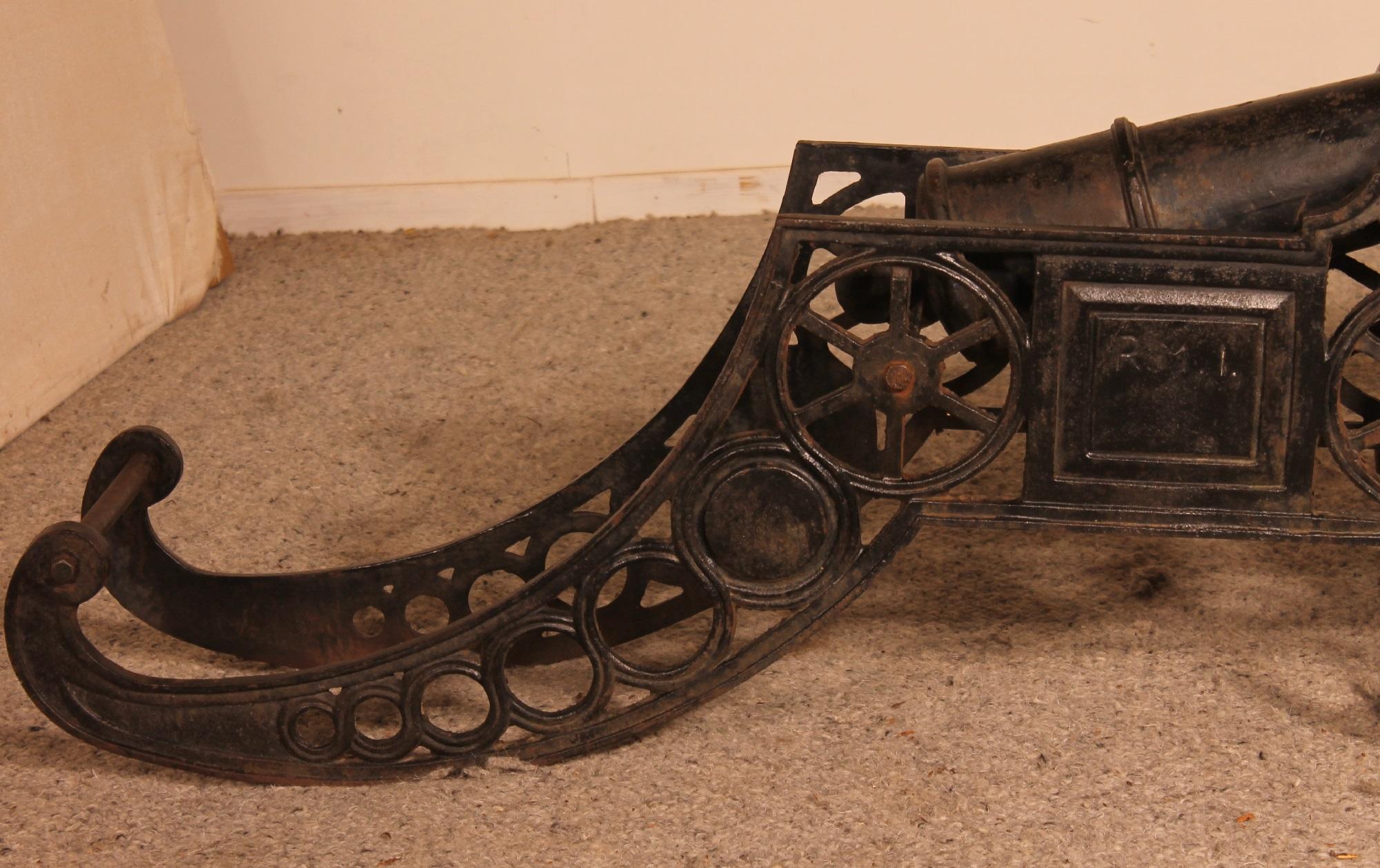 Decorative Cast Iron Cannon from England In Good Condition For Sale In Brussels, Brussels