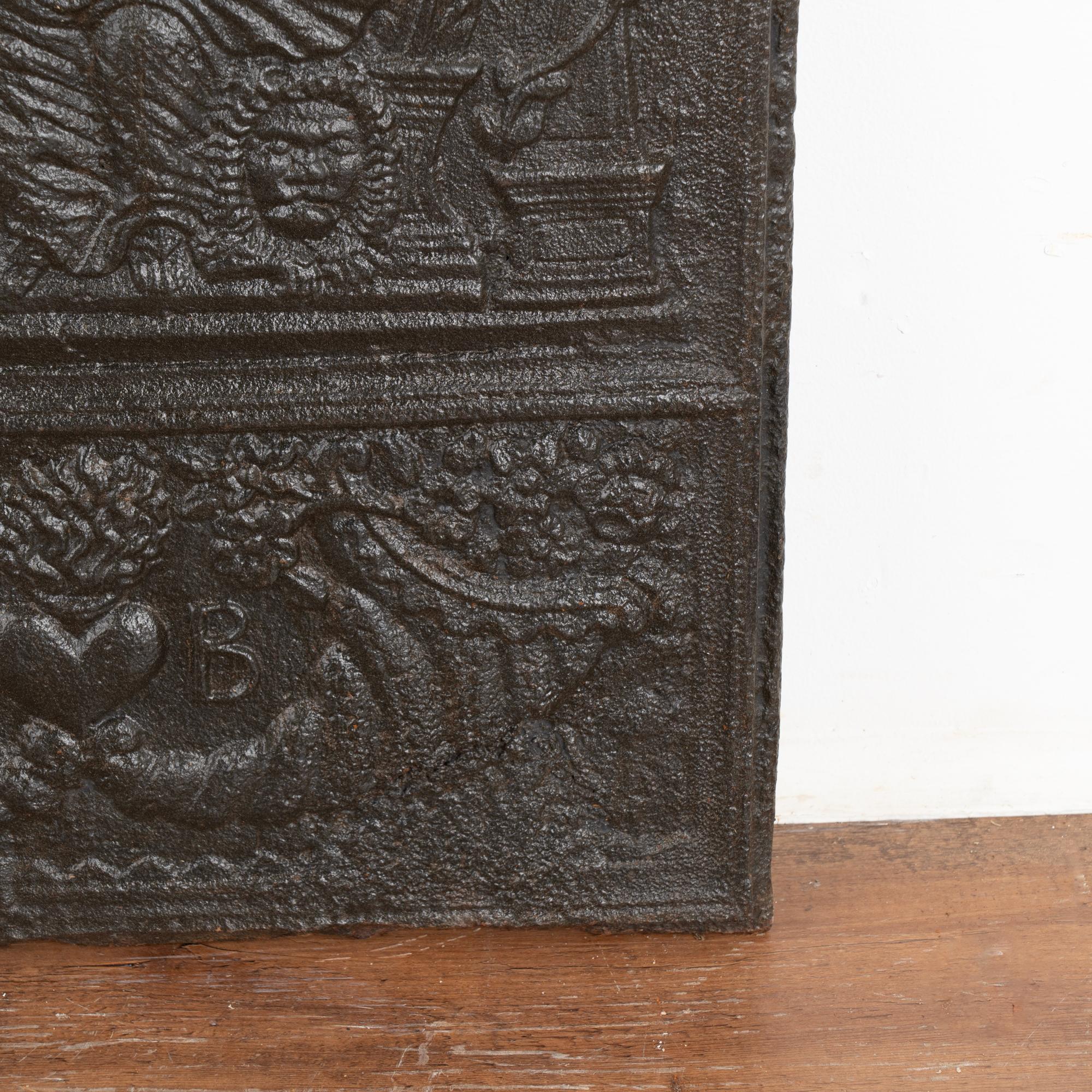 Decorative Cast Iron Fire Back With Queen, Sweden circa 1760-80 For Sale 4