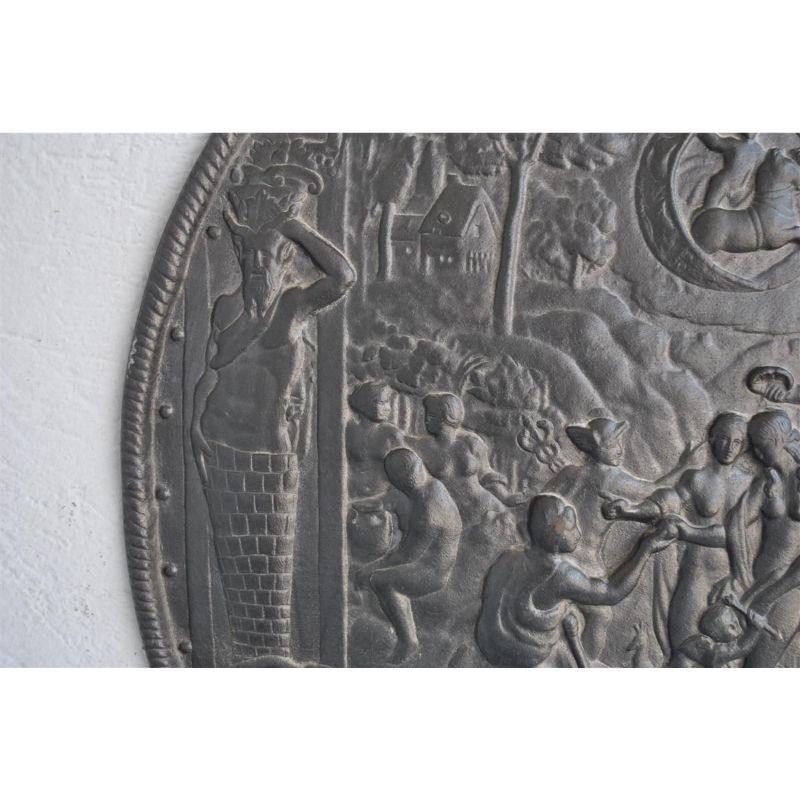 Decorative Cast Iron Medallion Representing the Judgment of Paris In Good Condition For Sale In Marseille, FR