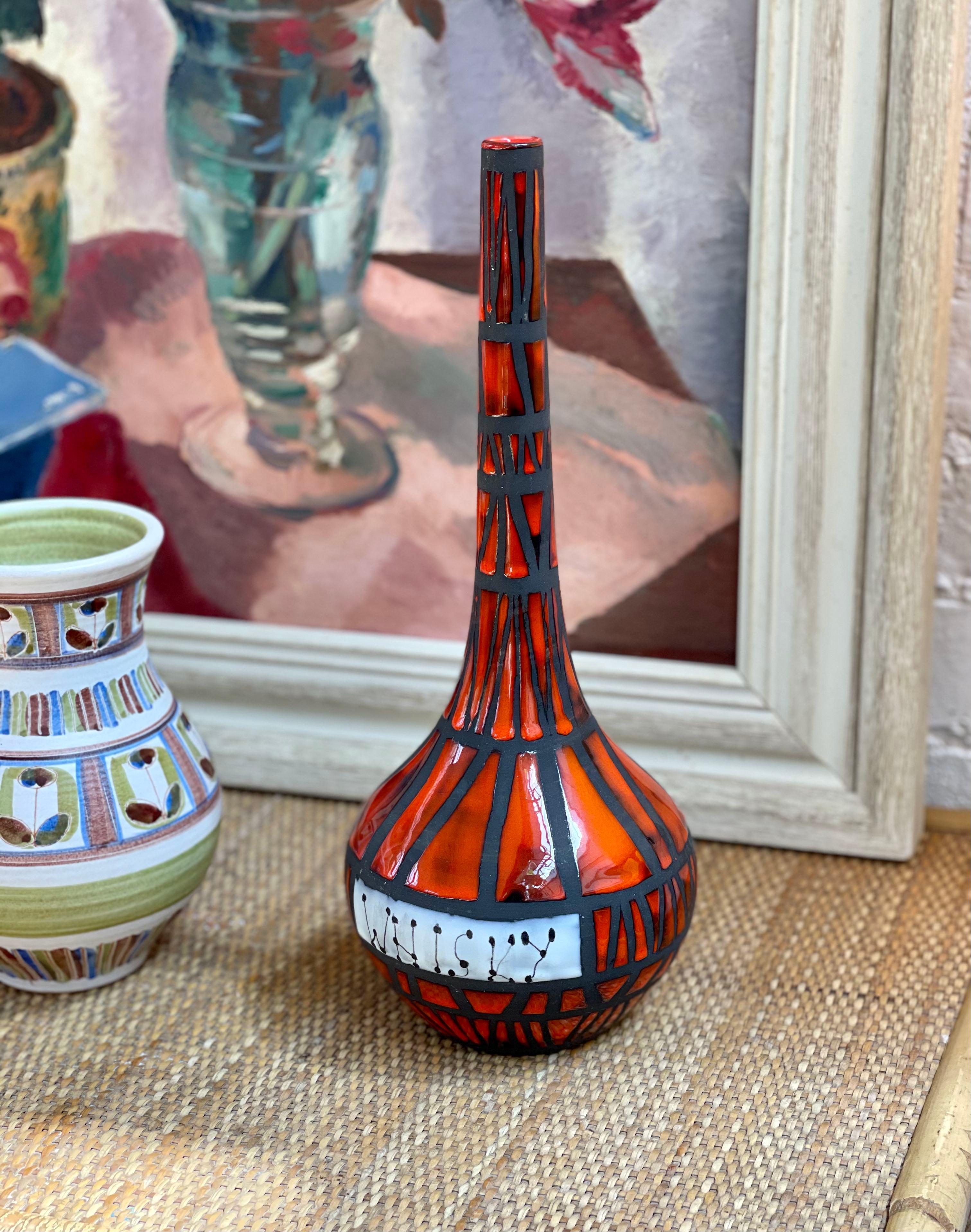 Vintage French ceramic bottle-shaped vase by Roger Capron (circa 1960s). Although probably not practical as a whisky decanter, it rather serves as a delightful work of art instead. With its enamelled red surface, strong vertical lines all framing a