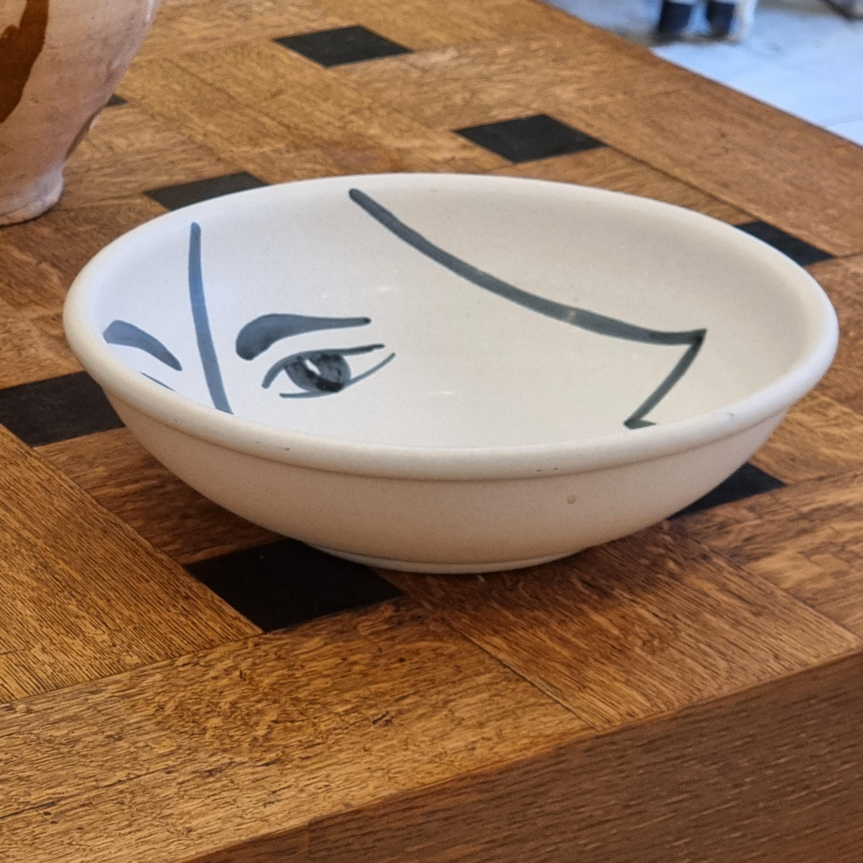 Decorative ceramic bowl by Ingegärdh Burmeister, Modernist style / late 1900s. In Good Condition In Stockholm, SE
