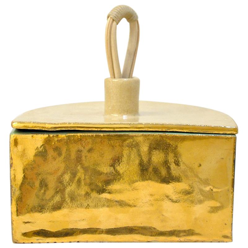 Decorative Ceramic Box with Gold and Opalescent Luster by Andrea Miranda Salas im Angebot