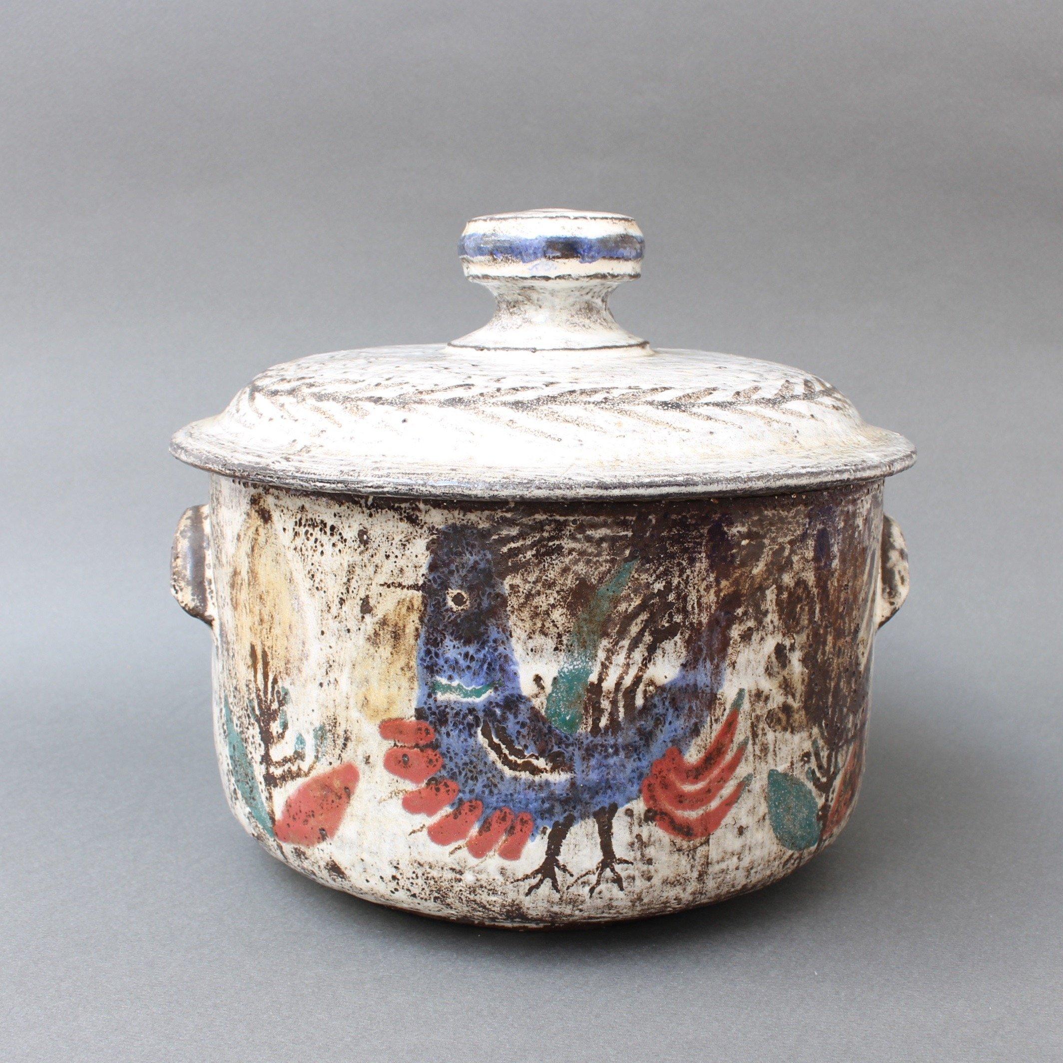 Dekorative Vintage-Keramikkasserolle mit Deckel von Gustave Reynaud, Le Mûrier, (ca. 1950er Jahre). Diese nützliche Schale mit Deckel ist auch ein wunderschönes Kunstwerk. Auf der rustikalen Außenseite ist ein typisch französischer Hahn in